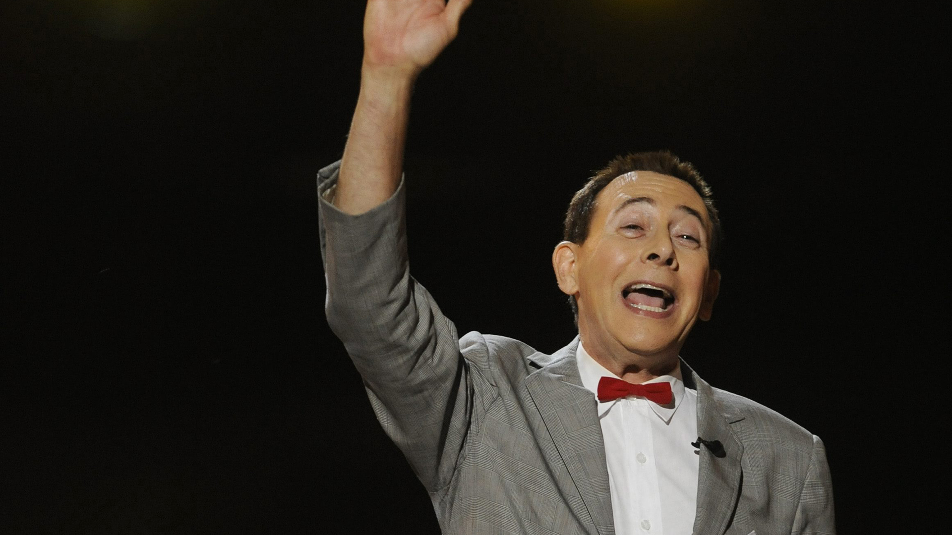 Paul Reubens, dans le rôle de Pee-wee Herman, salue la foule lors des Scream Awards 2011, le 15 octobre 2011, à Los Angeles. 