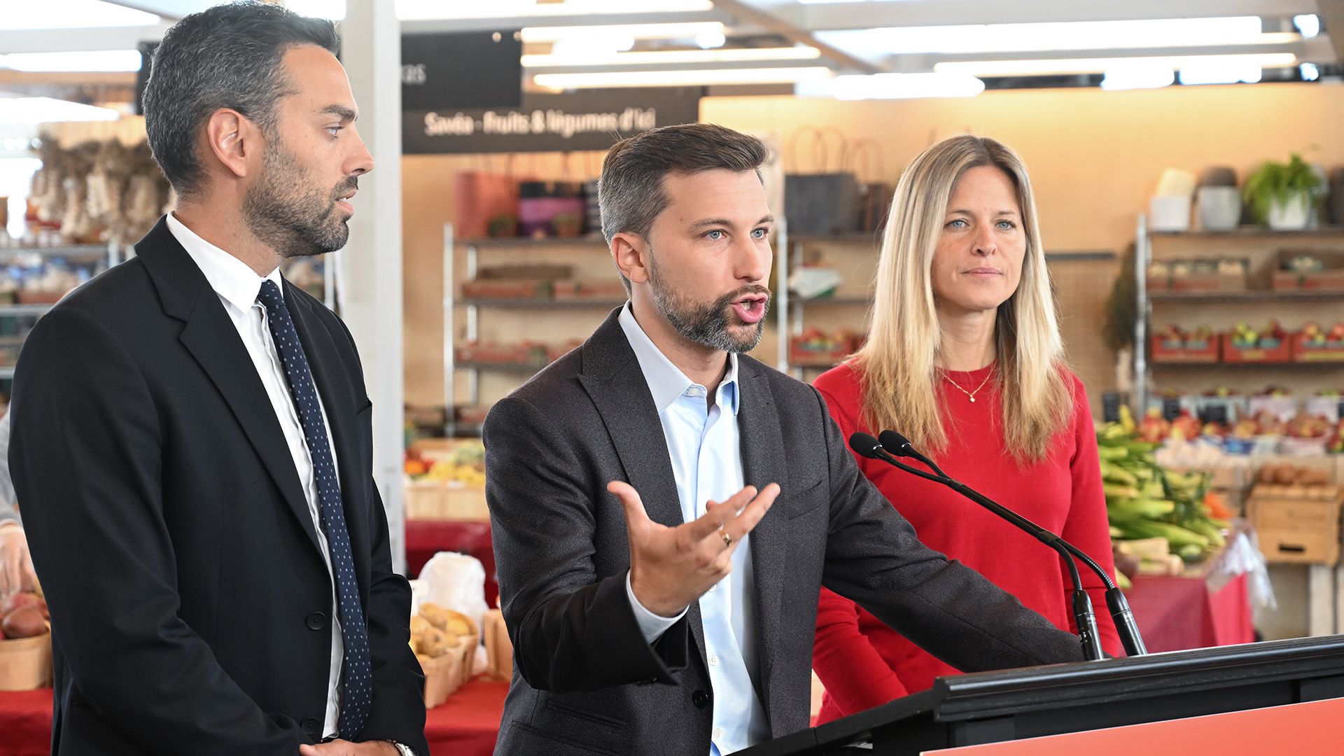 Gabriel Nadeau-Dubois (au centre), coporte-parole de QS, flanqué d'Olivier Bolduc (à gauche) et de Christine Gilbert lors de la campagne électorale provinciale de QS, en septembre 2022.