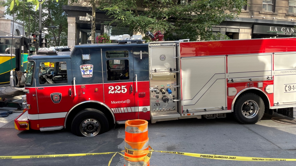 À VOIR, Un camion de pompiers reste coincé dans un nid-de-poule à Montréal