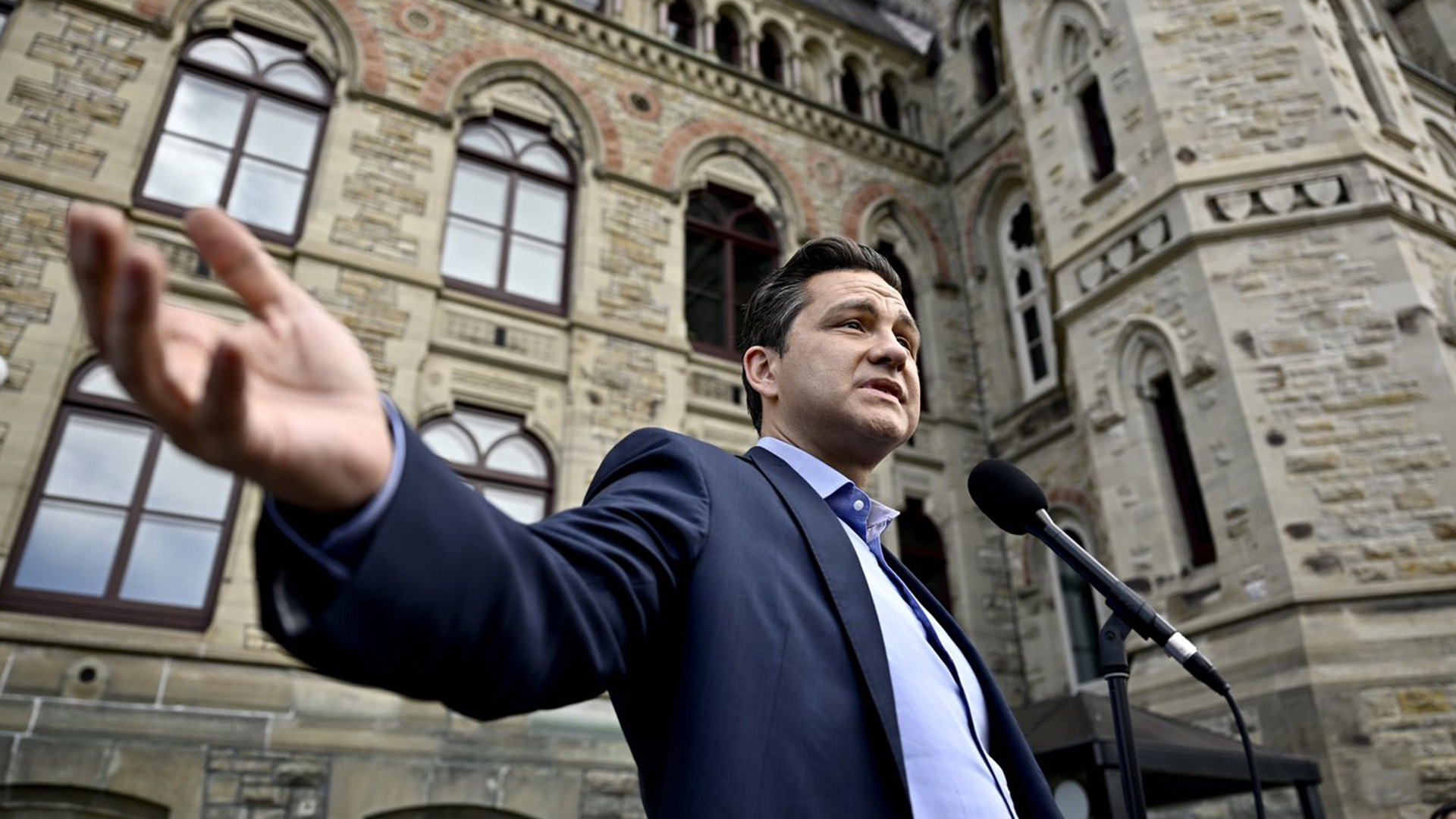 Le chef conservateur Pierre Poilievre prend la parole lors d'une conférence de presse à l'extérieur de l'édifice de l'Ouest sur la Colline du Parlement à Ottawa, le mardi 1er août 2023.