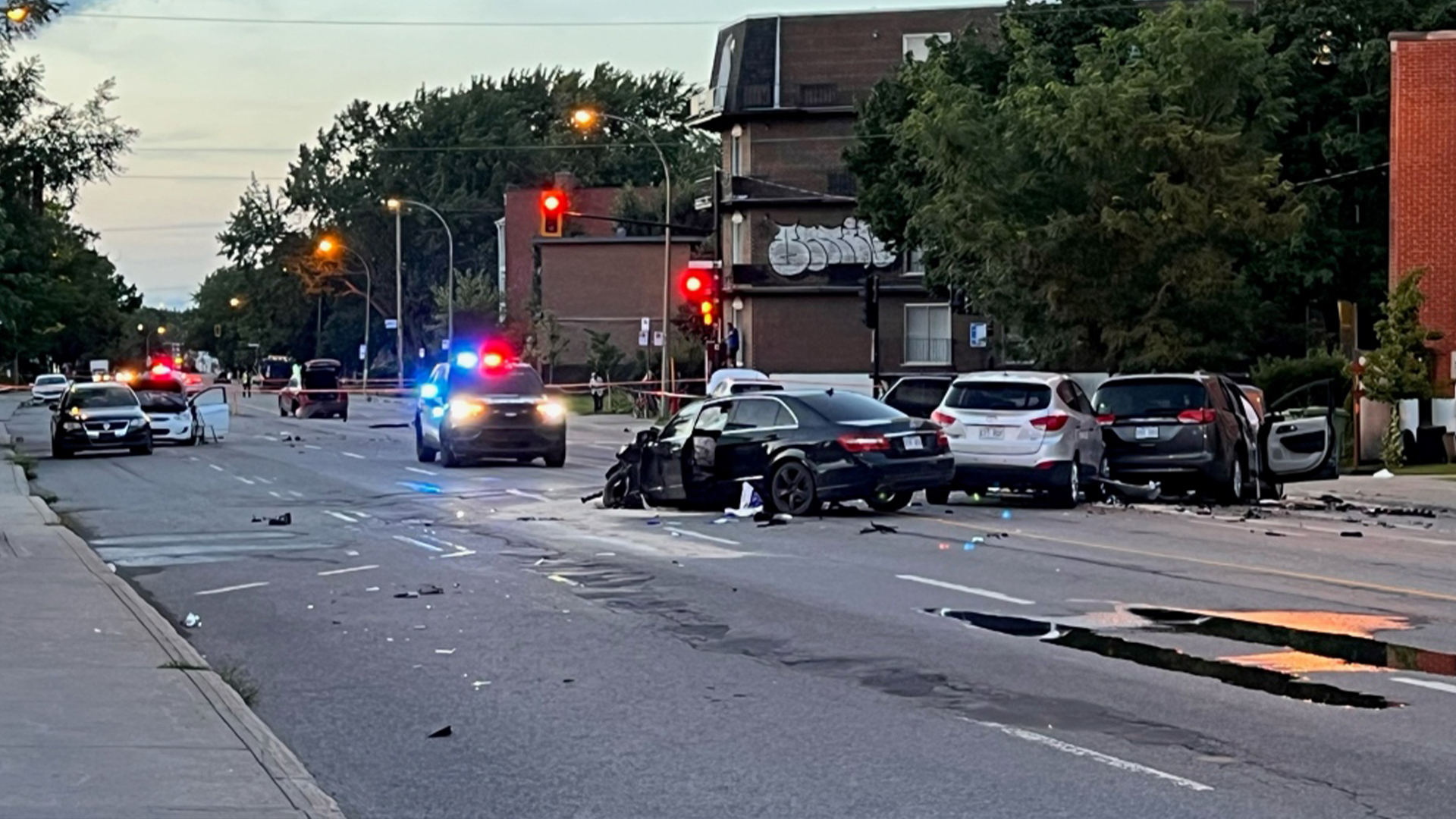 Une section de la rue Notre-Dame a été fermée aux automobilistes alors que des débris de voitures endommagées se trouvaient toujours dans la rue.