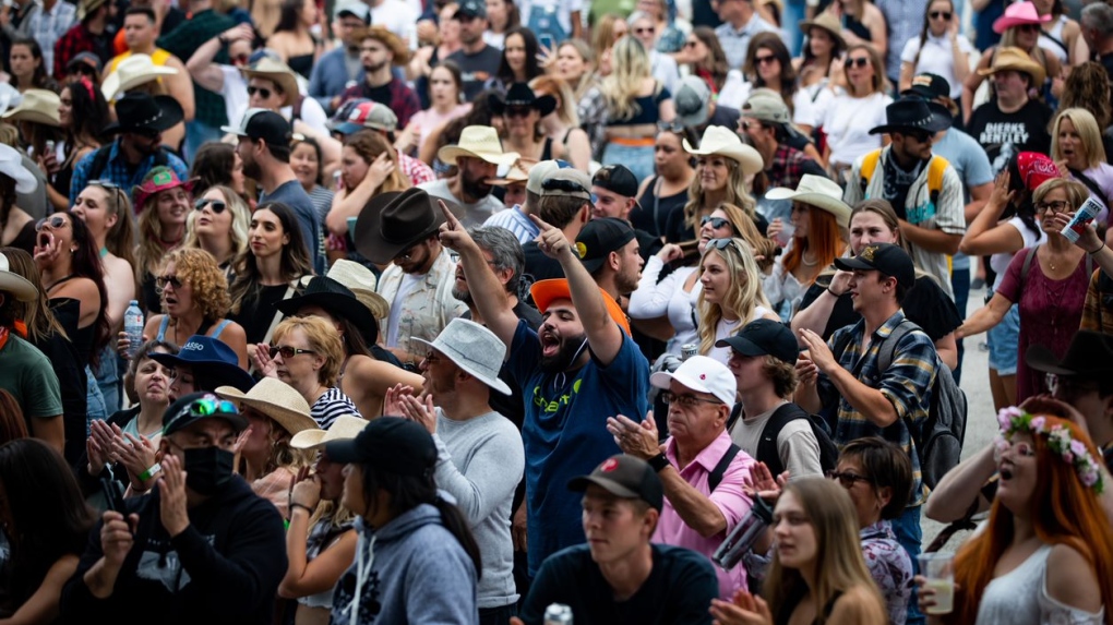 Les fans de musique country assistent à la soirée d'ouverture du festival de musique country Lasso Montreal. 