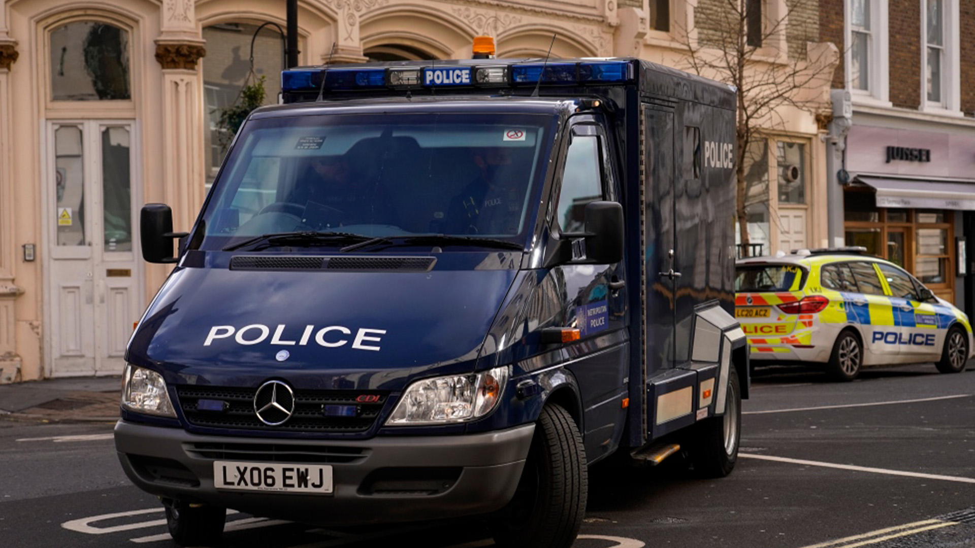 Un fourgon de police arrive au Westminster Magistrates Court, à Londres, le jeudi 7 avril 2022.