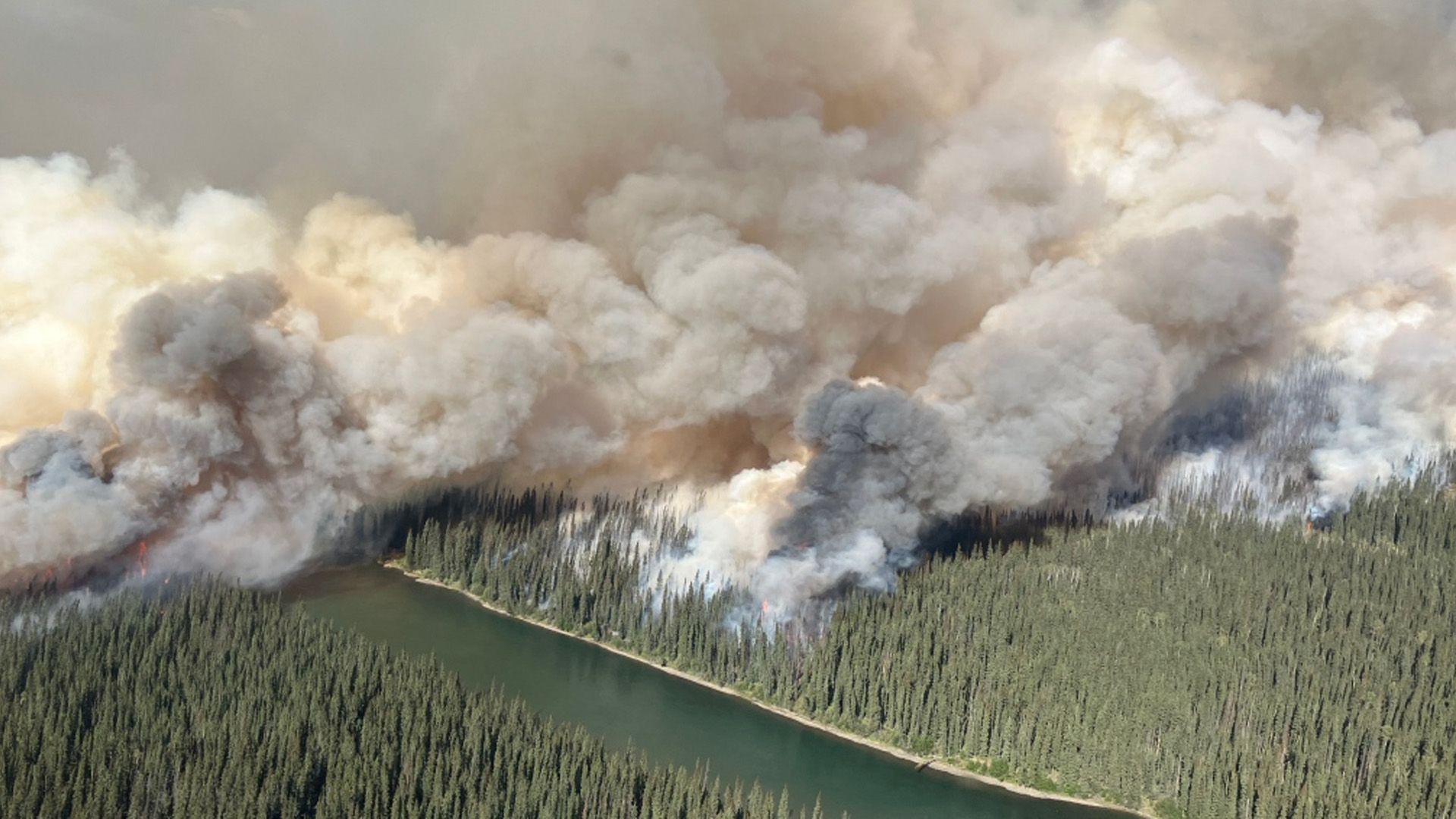 Le service de lutte contre les incendies de forêt de la Colombie-Britannique affirme que les conditions météorologiques du long congé de la fête du Travail ont provoqué «une activité de feu très agressive» sur plusieurs incendies actifs dans la zone de feu centrale de la province.