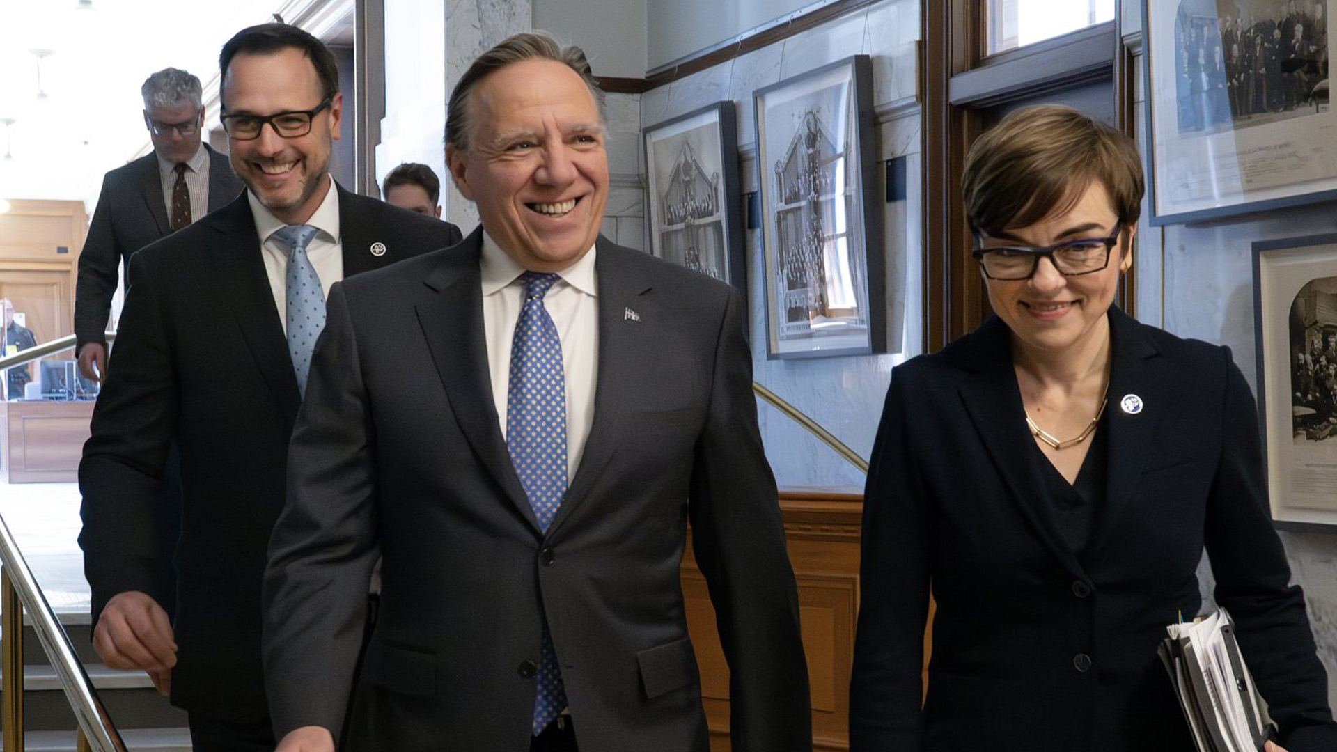 Le premier ministre du Québec François Legault, au centre, la ministre de l'Immigration du Québec Christine Fréchette, à droite, et le ministre québécois responsable des Relations canadiennes et de la Francophonie canadienne Jean-François Roberge arrivent à une conférence de presse pour annoncer de nouvelles règles en matière d'immigration, le jeudi 25 mai 2023 au législature de Québec.