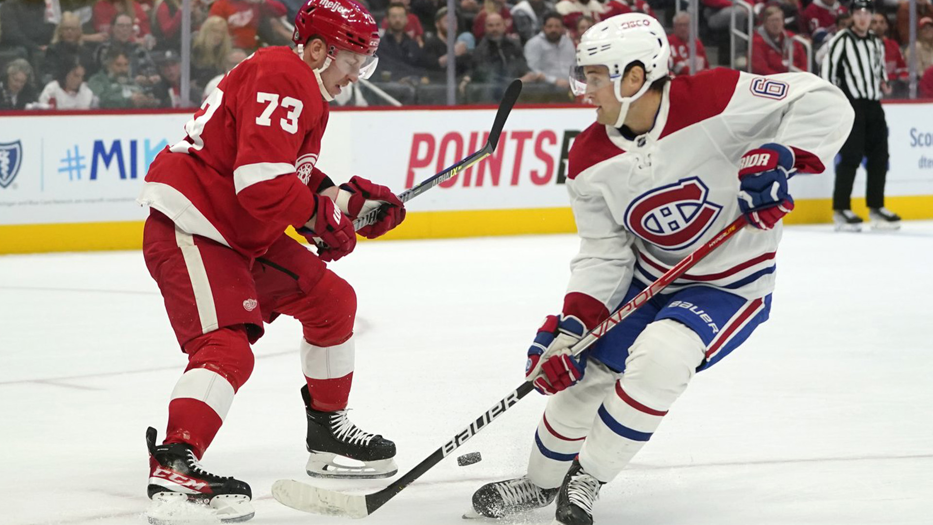 L'ailier gauche des Red Wings de Détroit, Adam Erne (73 ans), défend le défenseur des Canadiens de Montréal Chris Wideman (6 ans) lors de la première période d'un match de hockey de la LNH, le vendredi 14 octobre 2022, à Détroit.