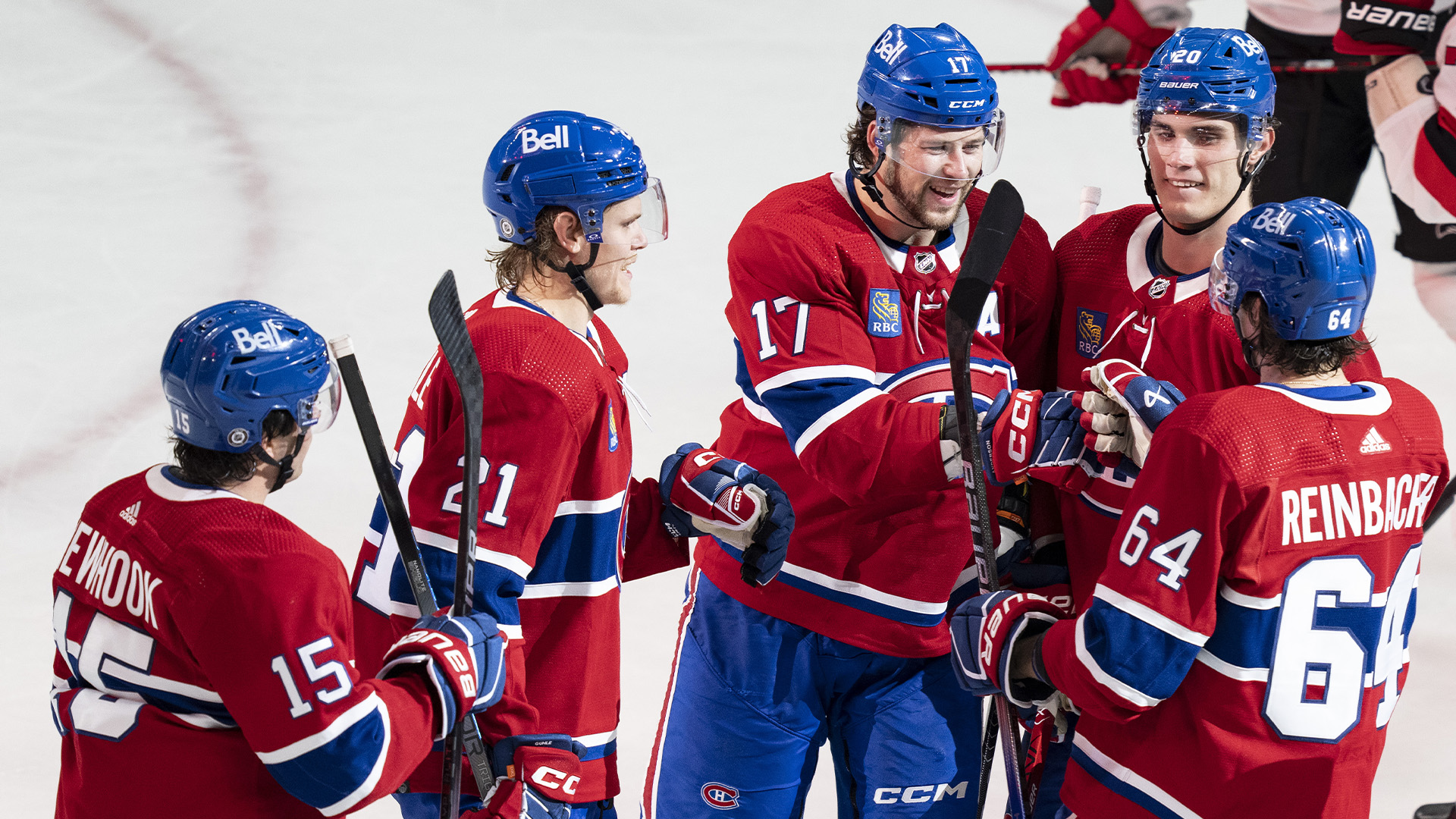  Les Canadiens de Montréal Josh Anderson (17) célèbre son but avec l'aide de David Reinbacher (64) avec ses coéquipiers Alex Newhook (15), Kaiden Guhle (21) et Juraj Slafkovsky (20) au cours de la deuxième période d'action de hockey pré-saison de la LNH contre les Devils du New Jersey à Montréal, le lundi 25 septembre 2023. 