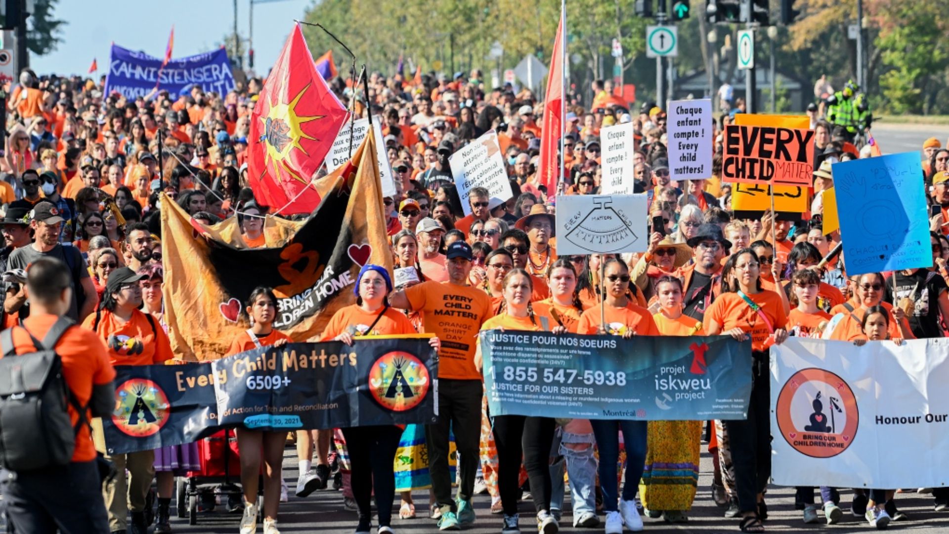 La marche se déroule également en la mémoire des victimes des pensionnats autochtones.