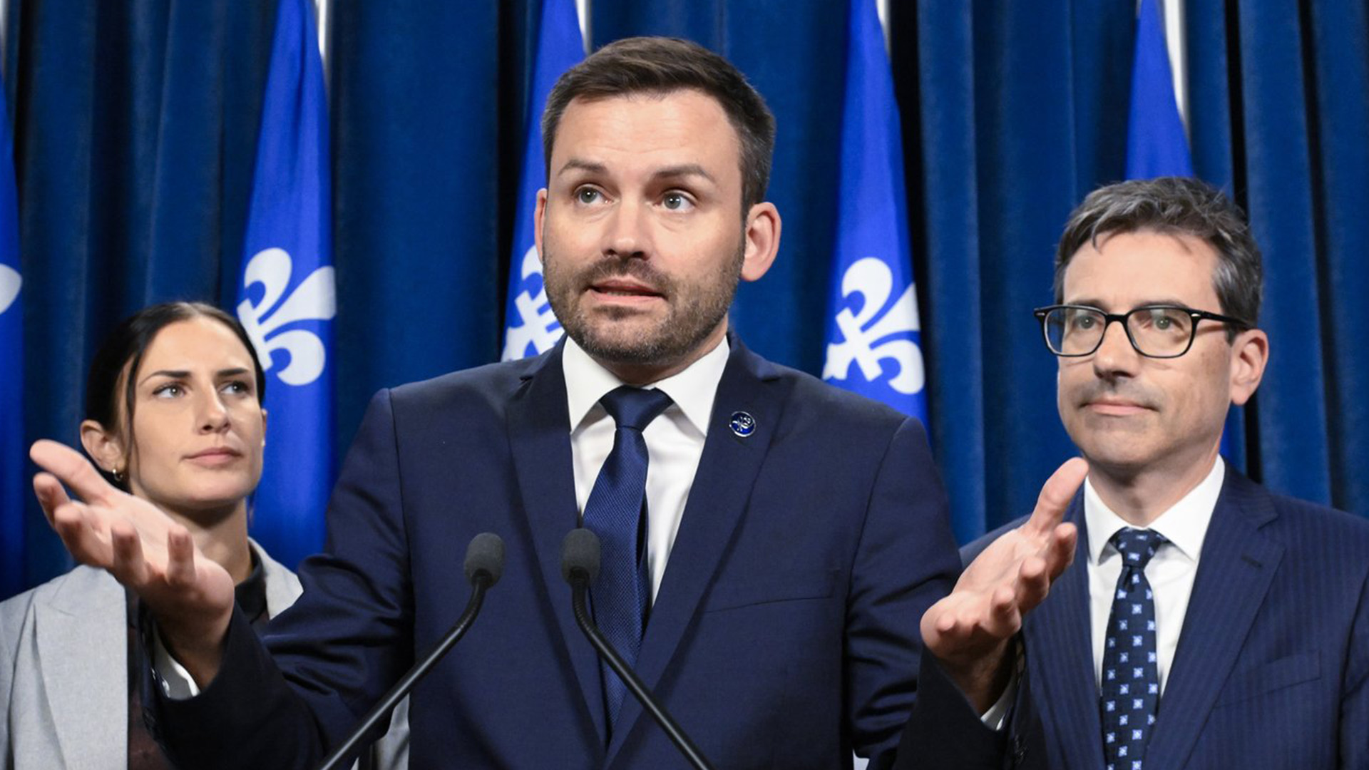 Le chef du Parti québécois Paul St-Pierre Plamondon, accompagné de la porte-parole Meganne Perry Melancon et du candidat élu Pascal Paradis, répond aux questions des journalistes lors d'une conférence de presse, le mardi 3 octobre 2023 à Québec.