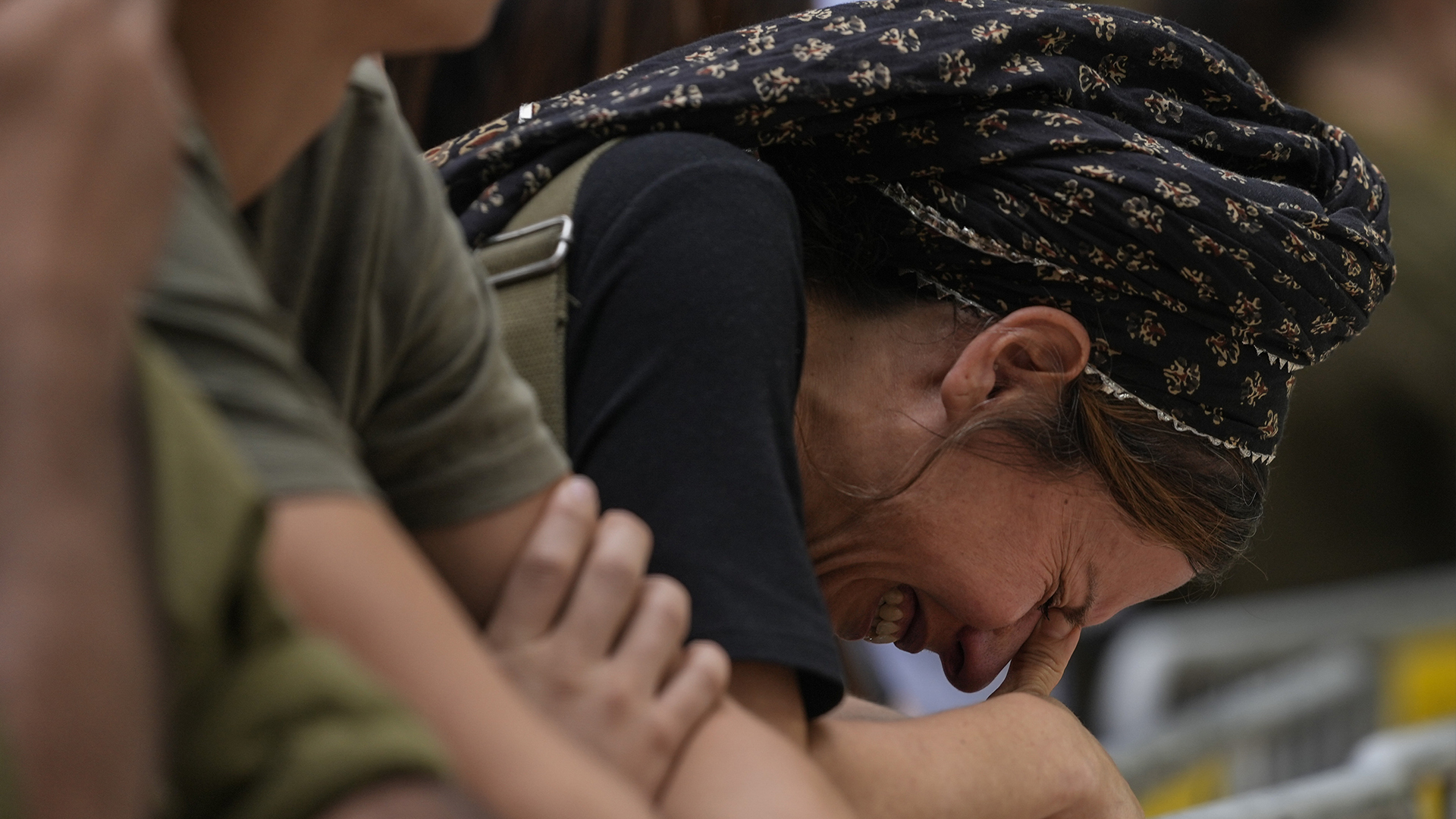 Une femme pleure le décès d'un colonel israélien lors de ses funérailles, le 9 octobre 2023 à Jérusalem.