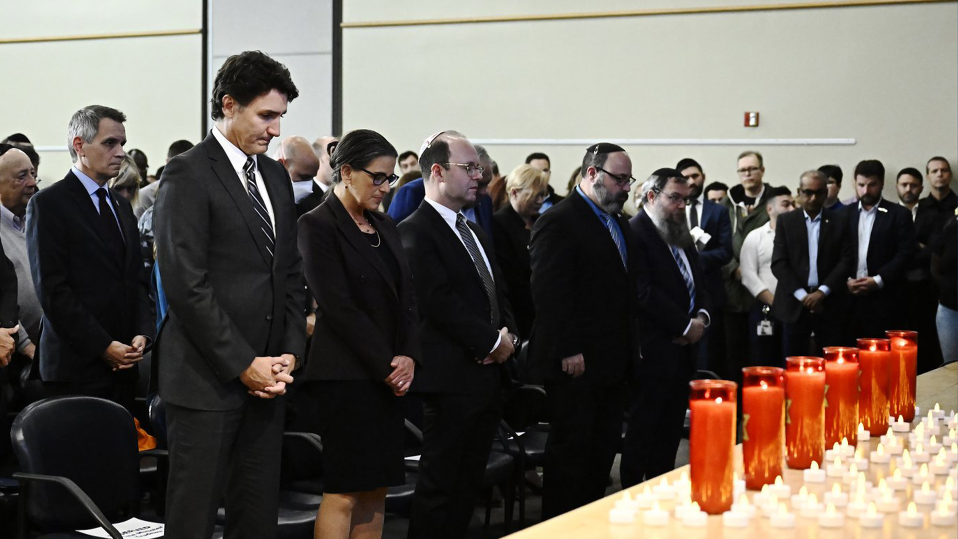 Le premier ministre Justin Trudeau participe à une minute de silence lors d'un rassemblement en soutien à Israël, au Centre communautaire juif Soloway, à Ottawa, le lundi 9 octobre 2023.