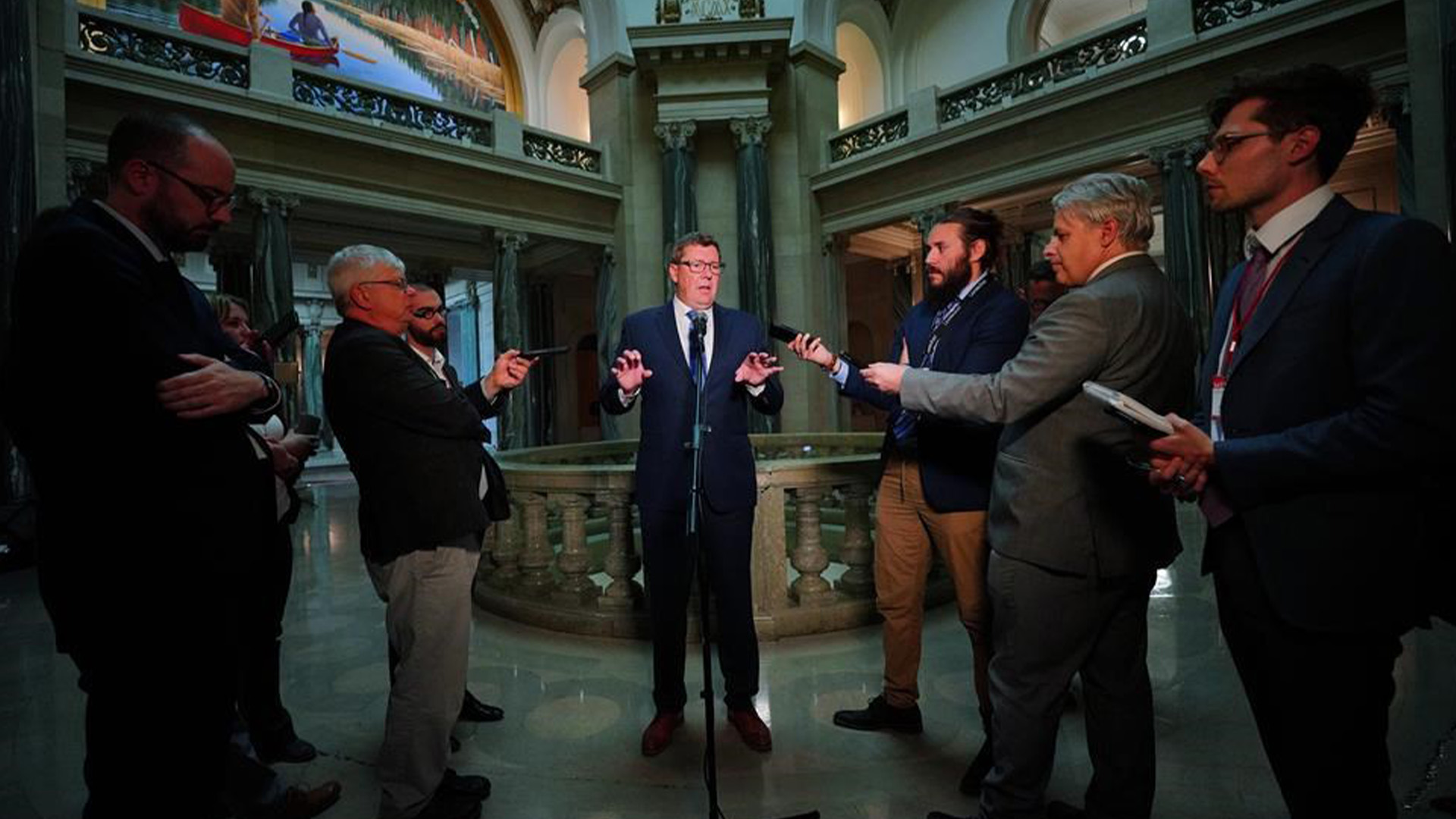 Le premier ministre de la Saskatchewan, Scott Moe, s'adresse aux médias à l'Assemblée législative de la Saskatchewan, à Regina, le mardi 10 octobre 2023. LA PRESSE CANADIENNE/Heywood Yu