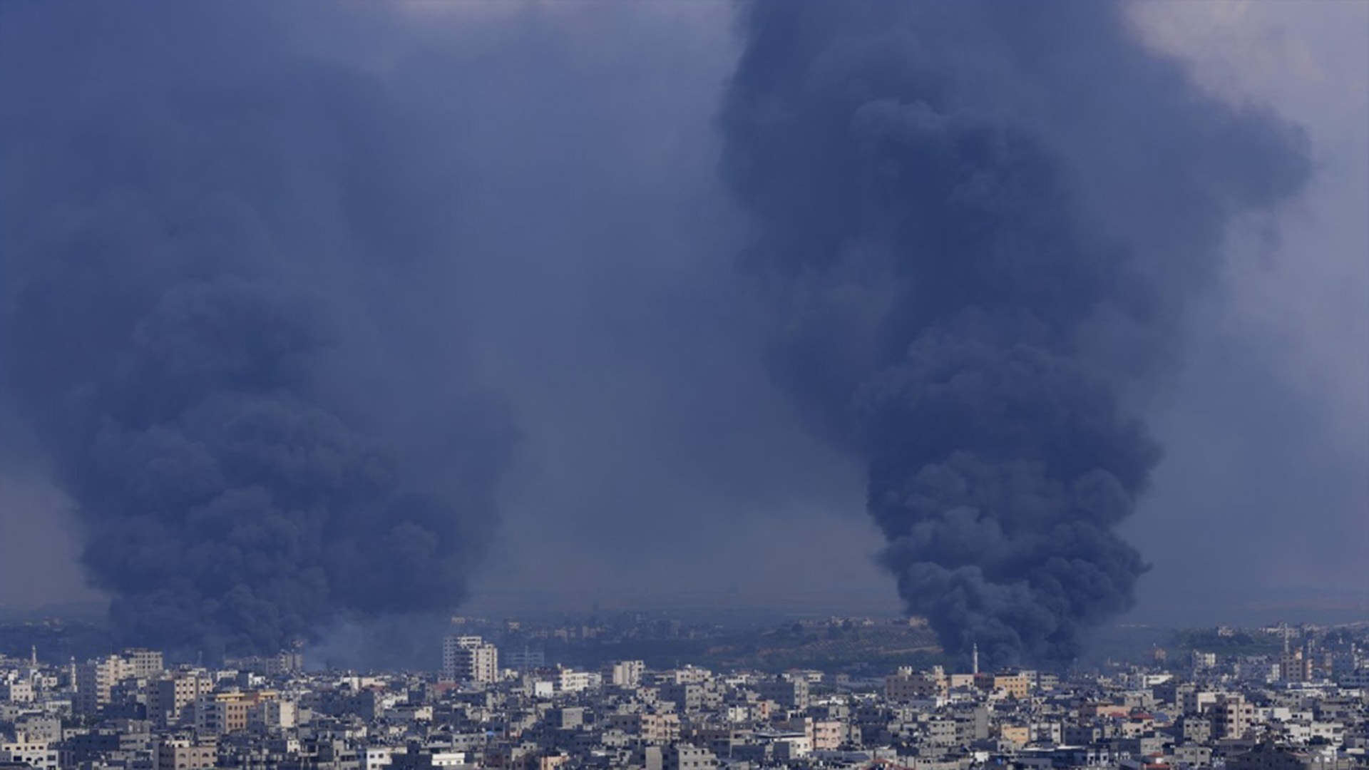 La fumée s'élève à la suite des frappes aériennes israéliennes dans la ville de Gaza, le mercredi 11 octobre 2023.