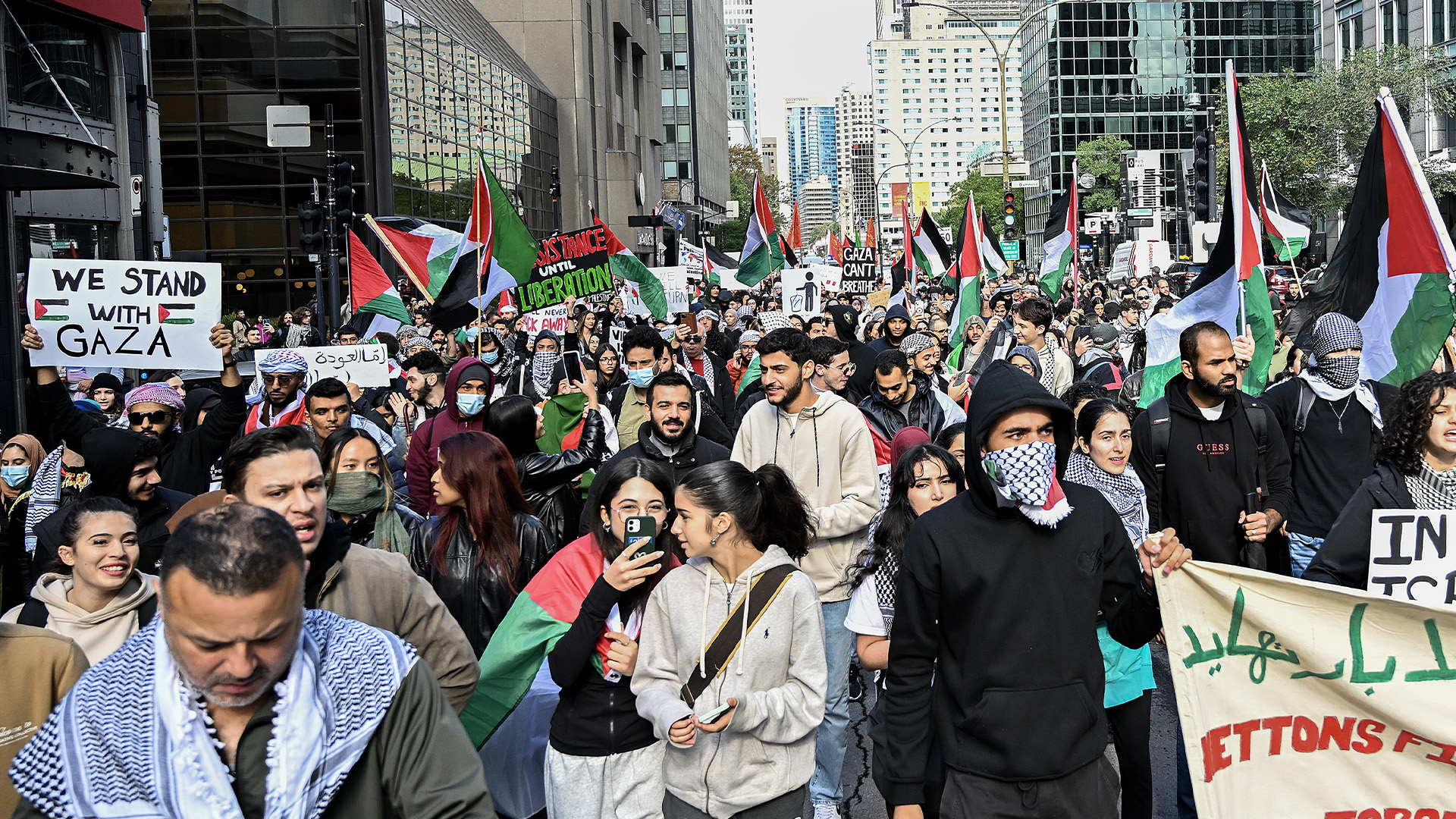 Des gens participent à une manifestation pour la Palestine à Montréal, le dimanche 8 octobre 2023.