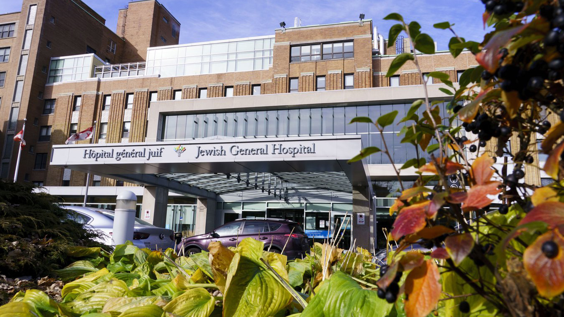 À Montréal, une vigilance était bien visible vendredi matin aux abords de l’Hôpital général juif, dans le quartier Côte-des-Neiges. 