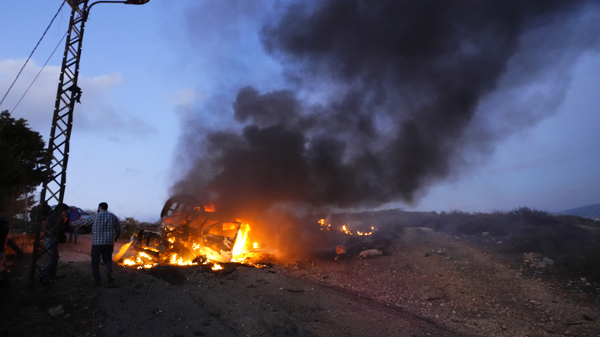 Une voiture incendiée après un bombardement israélien au sud du Liban, le 13 octobre 2023.