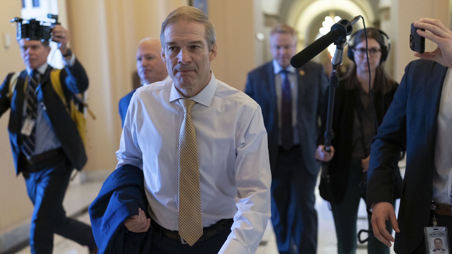 Le représentant Jim Jordan, républicain de l'Ohio, président de la commission judiciaire de la Chambre des représentants est suivi par des journalistes alors qu'il se dirige vers son bureau au Capitole à Washington, le mardi 17 octobre 2023. 