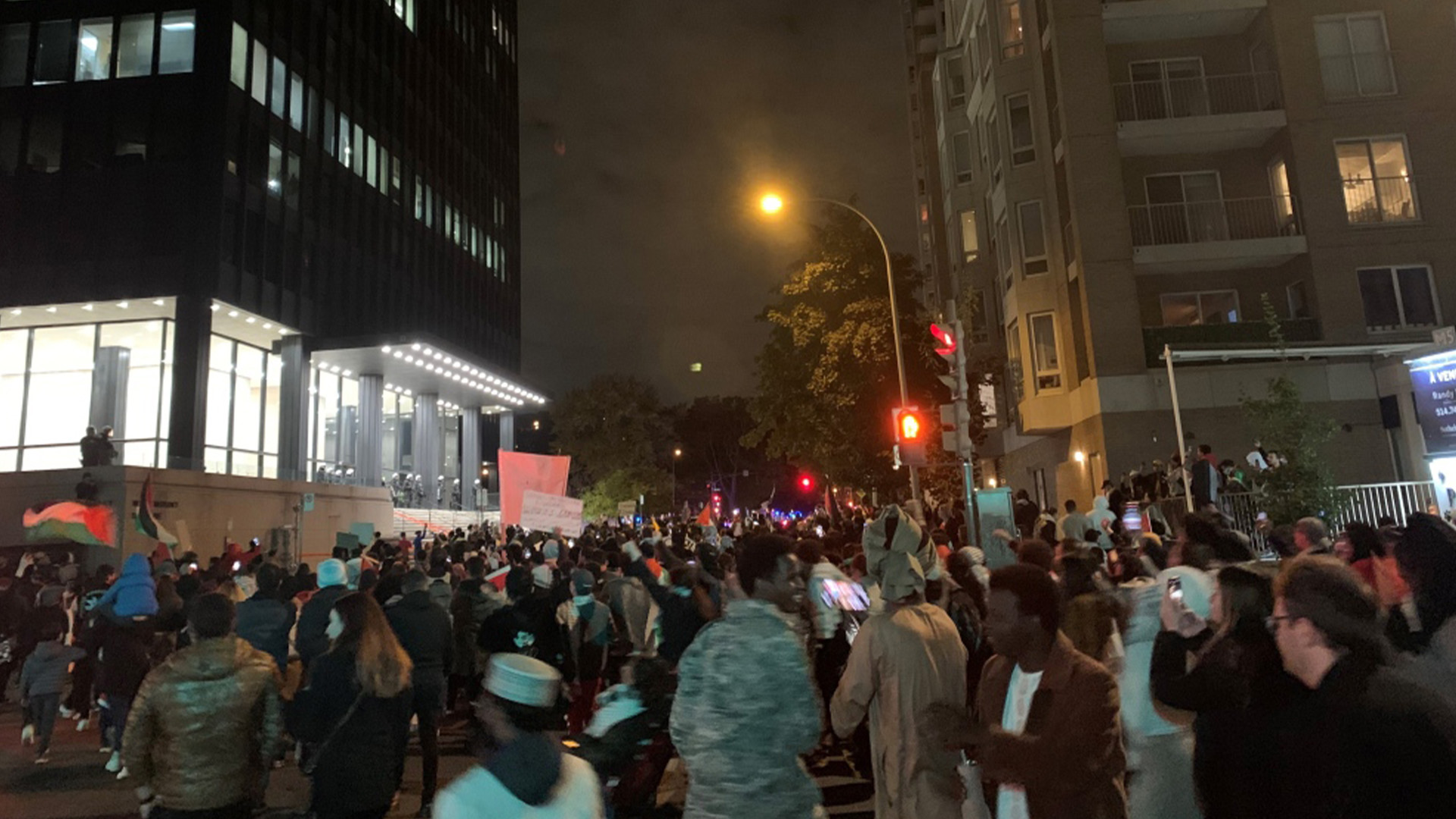 Un groupe de manifestants se rassemble devant le consulat israélien à Montréal après un attentat à la bombe meurtrier qui a tué plus de 500 personnes à Gaza, le mardi 17 octobre 2023. (Angela Mackenzie/CTV News)