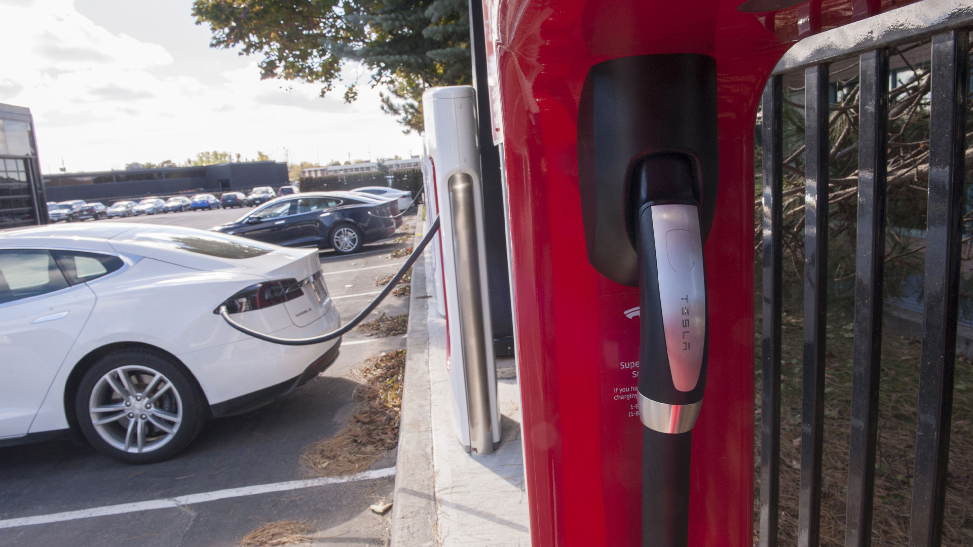 Cette tendance a contribué à faire grimper le prix moyen d’un véhicule électrique à près de 73 000 $, selon le Canadian Black Book, ce qui le rend hors de portée pour la plupart des ménages. 