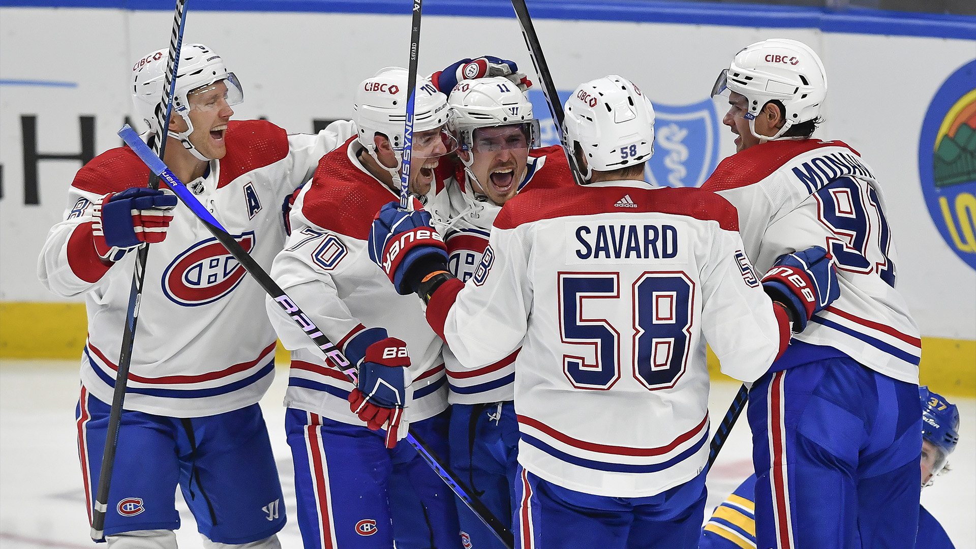 L'ailier droit des Canadiens de Montréal Brendan Gallagher, au centre, célèbre avec le défenseur Mike Matheson, à gauche, l'ailier gauche Tanner Pearson, le défenseur David Savard et le centre Sean Monahan après avoir marqué au cours de la troisième période d'un match de hockey de la LNH contre les Sabres de Buffalo à Buffalo, New York, lundi. , 23 octobre 2023. 