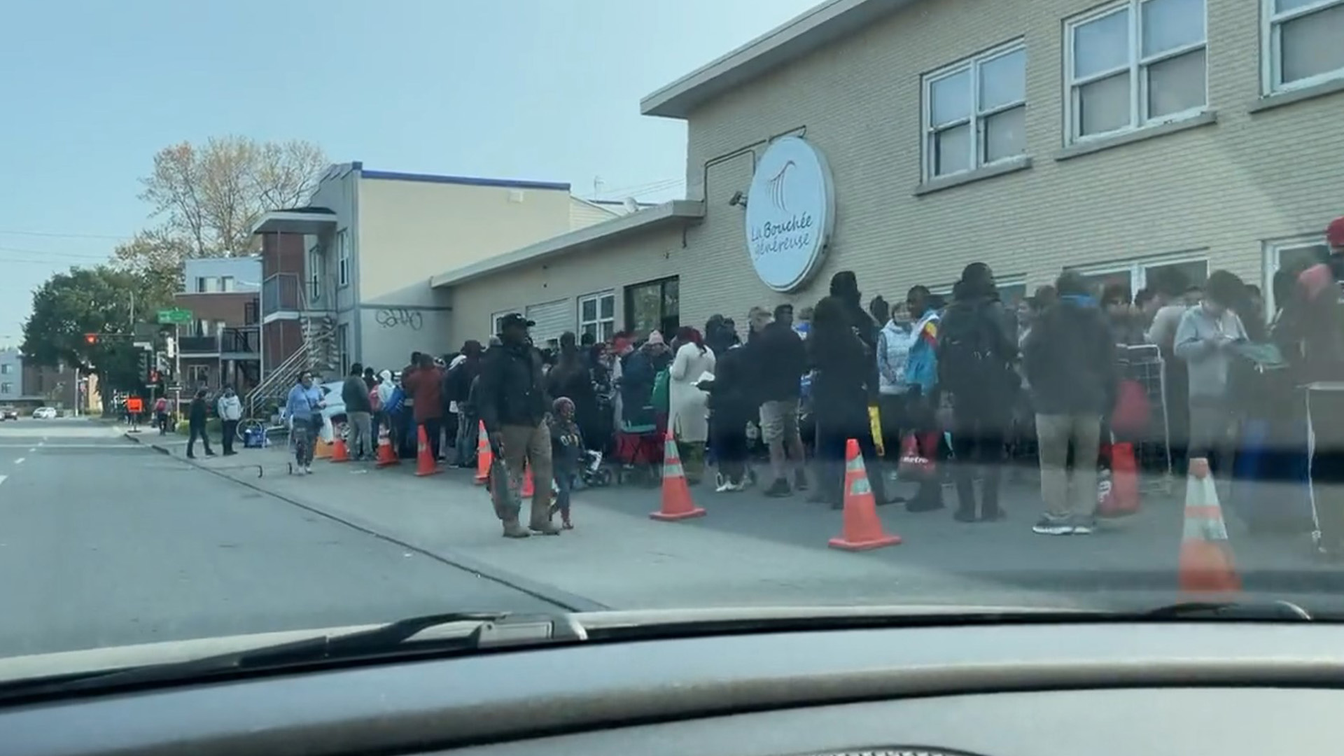 La banque alimentaire La Bouchée généreuse de Québec a dû faire face à des files monstres, alors que la demande a explosé en raison de la hausse du coût de la vie.