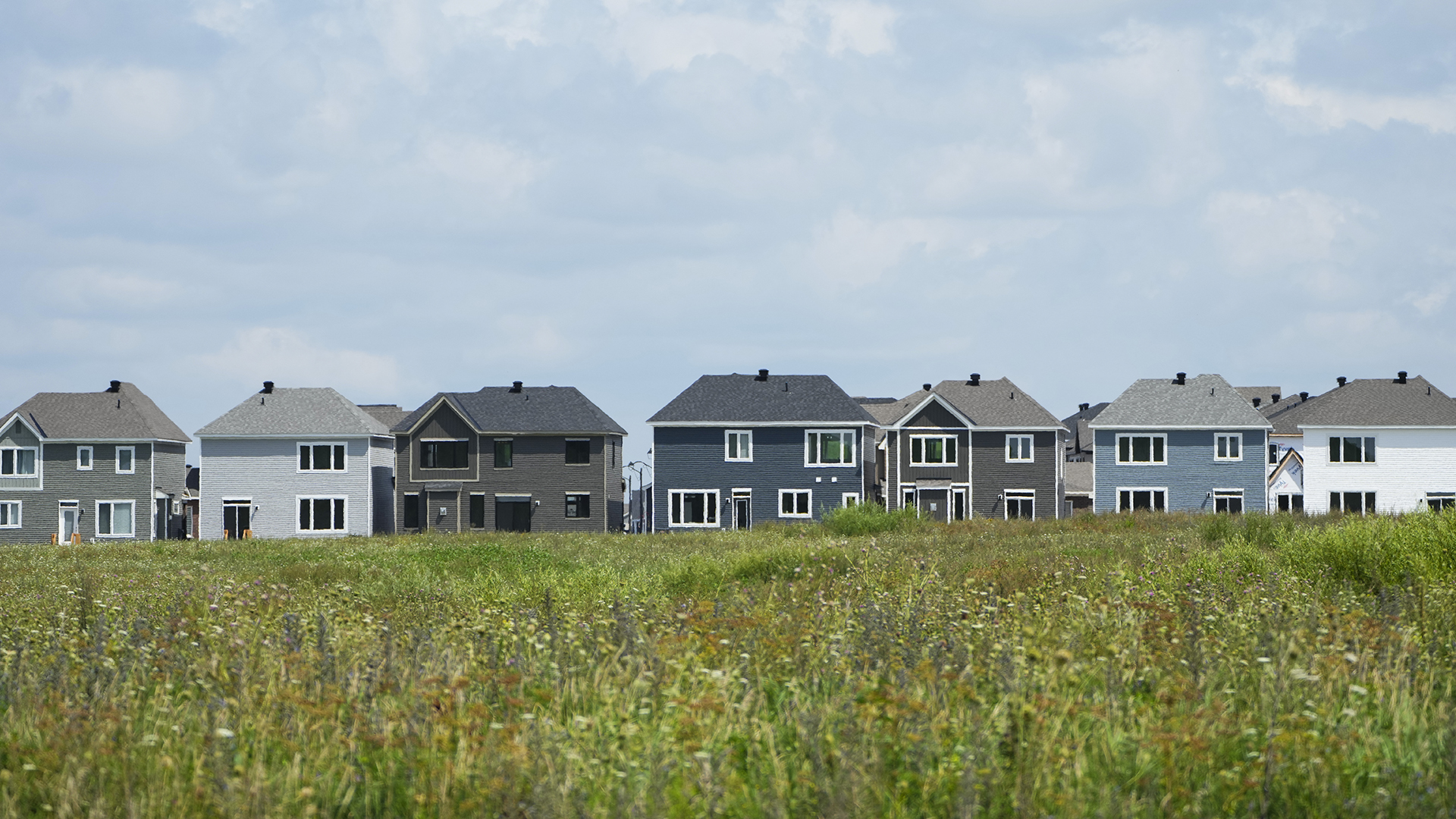 Les ventes de maisons au Canada et les prix moyens diminueront au cours des prochains mois.