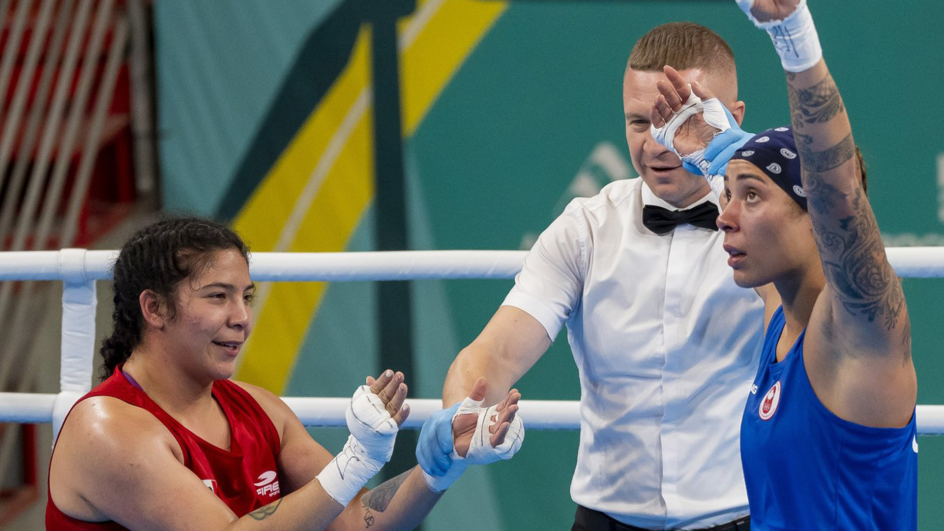 La Mexicaine Citlalli Ortiz (à gauche) applaudit Tammara Thibeault d'Équipe Canada alors qu'elle est déclarée gagnante de la demi-finale féminine de boxe des 75 kg aux Jeux panaméricains à Santiago, au Chili, le jeudi 26 octobre 2023.