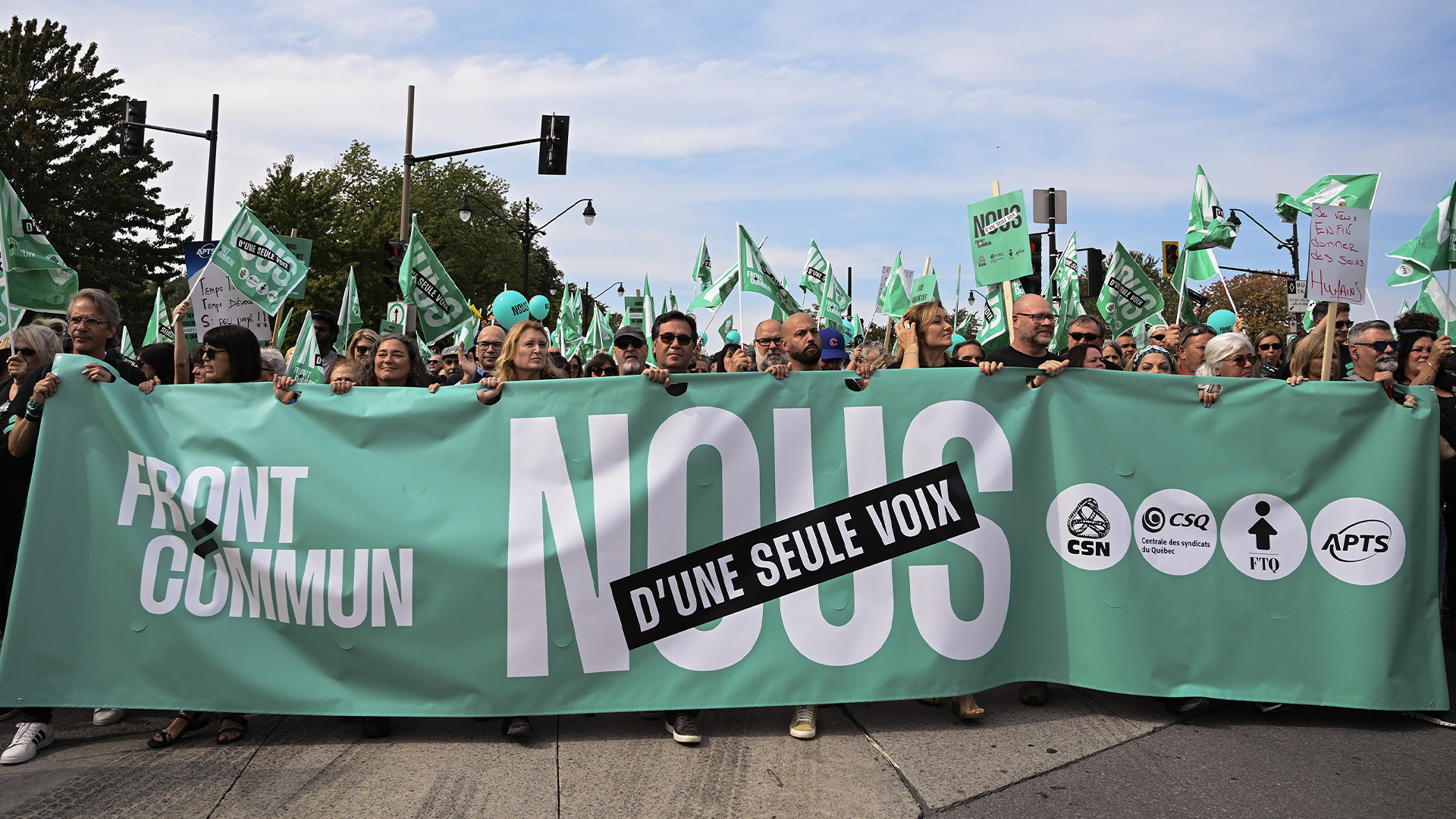 Des gens participent à une manifestation syndicale du secteur public à Montréal, le samedi 23 septembre 2023.