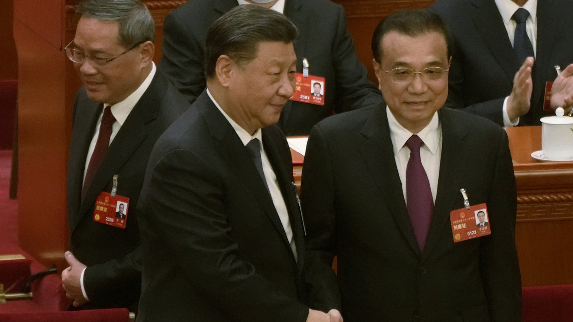 Le Premier ministre chinois Li Keqiang lève la main pour voter lors de la cérémonie de clôture du 20e Congrès national du Parti communiste chinois au pouvoir au Grand Palais du Peuple à Pékin, le 22 octobre 2022.