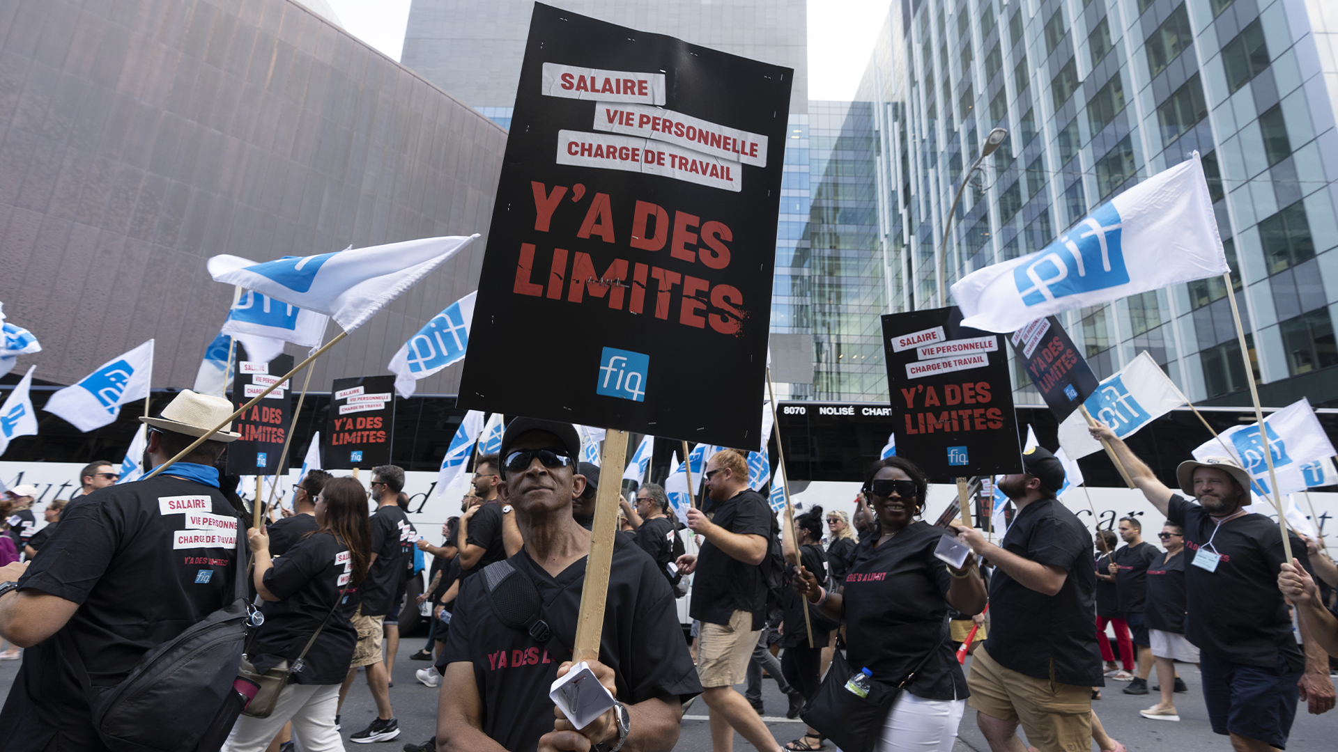 Des travailleurs de la santé du Québec et des membres du Syndicat des infirmières et infirmiers du Québec (FIQ) manifestent pour réclamer une nouvelle négociation contractuelle à Montréal, le 6 septembre 2023.