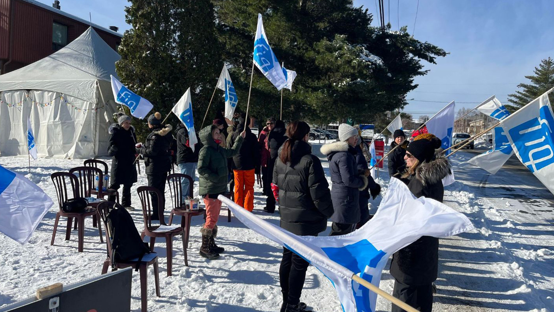 Des membres de la FIQ  manifestent au jour 1 de la grève, le mercredi 8 novembre 2023 en Abitibi-Témiscamingue. La région compte environ 1 600 membres de la FIQ.