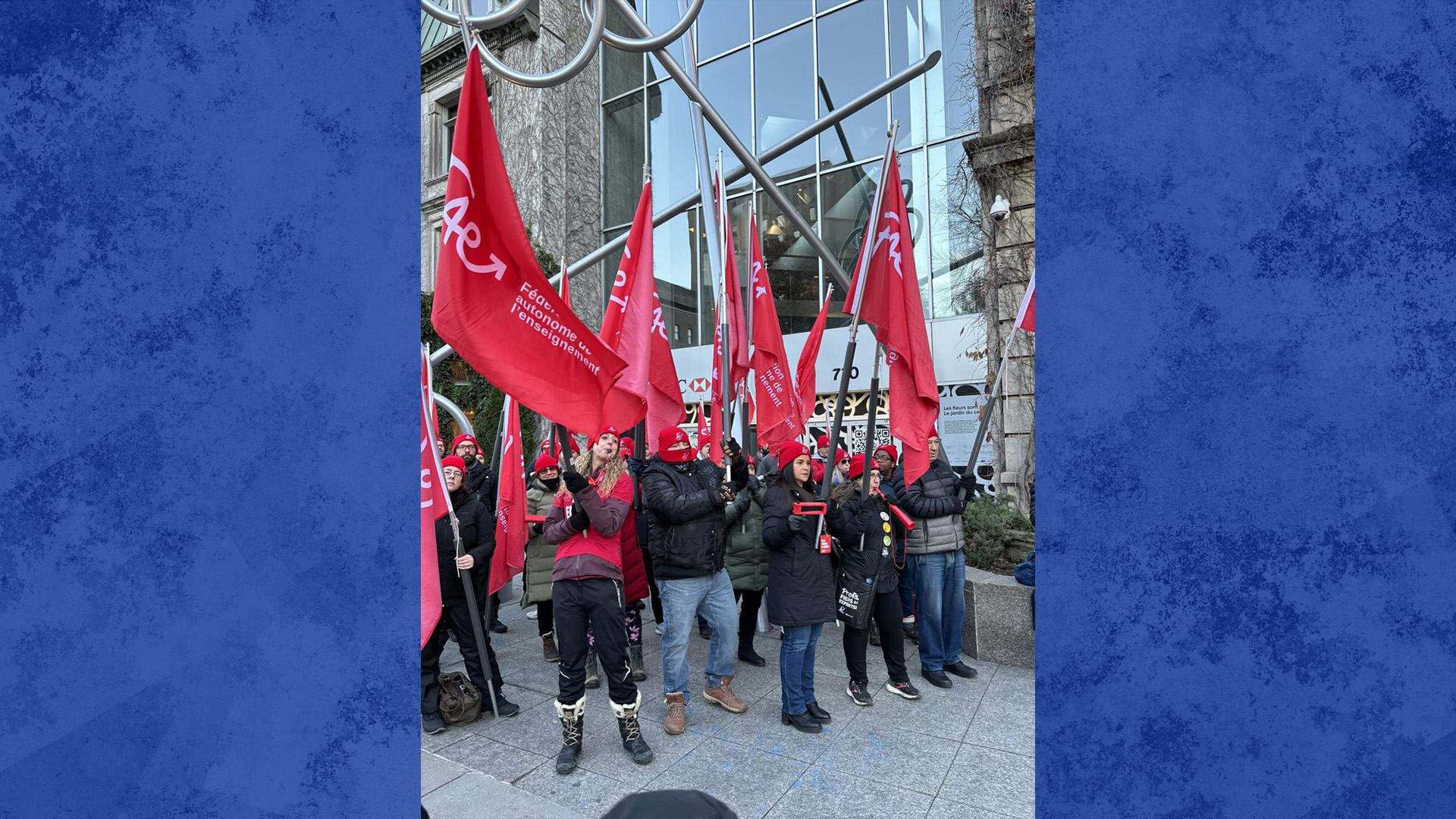 Les membres du FAE manifestent devant les bureaux du premier ministre François Legault, le lundi 13 novembre 2023.