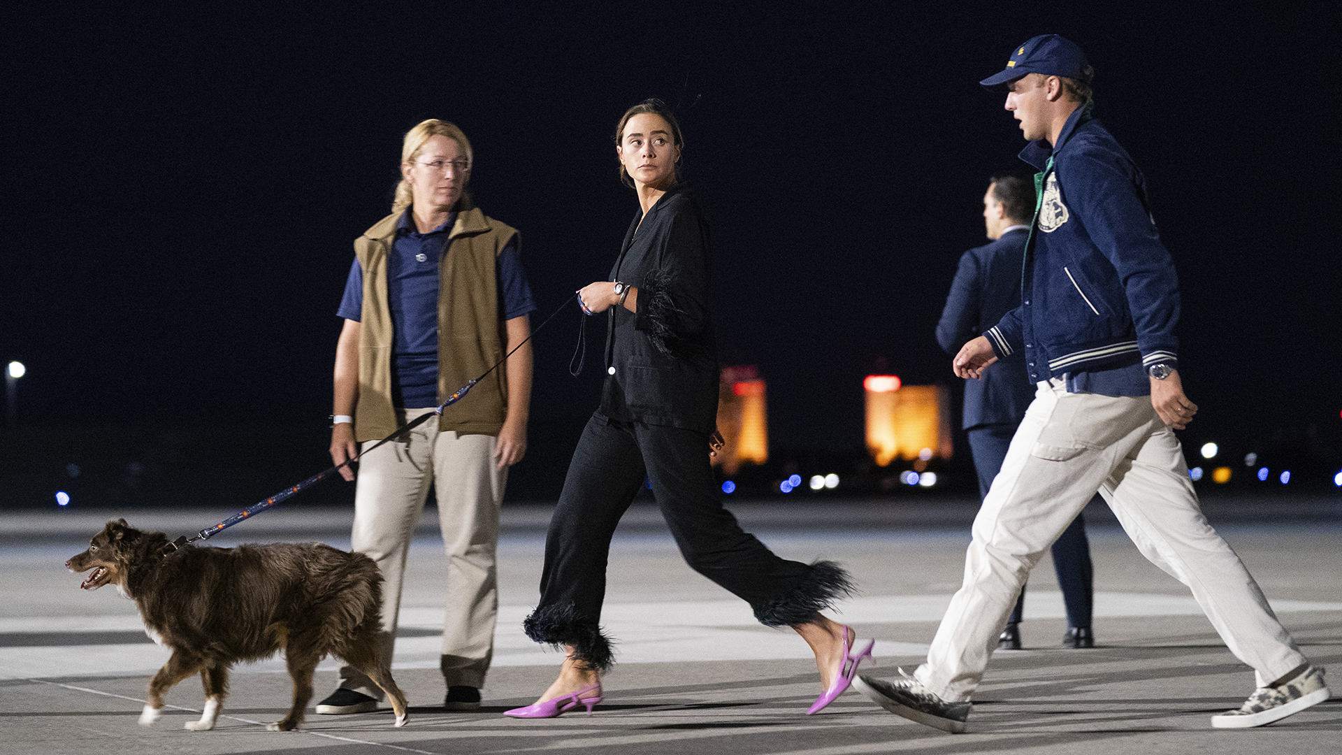 Naomi Biden, la petite-fille du président Joe Biden, arrive avec son mari, Peter Neal, à l'aéroport international de Reno-Tahoe à Reno (Nevada), le 18 août 2023.