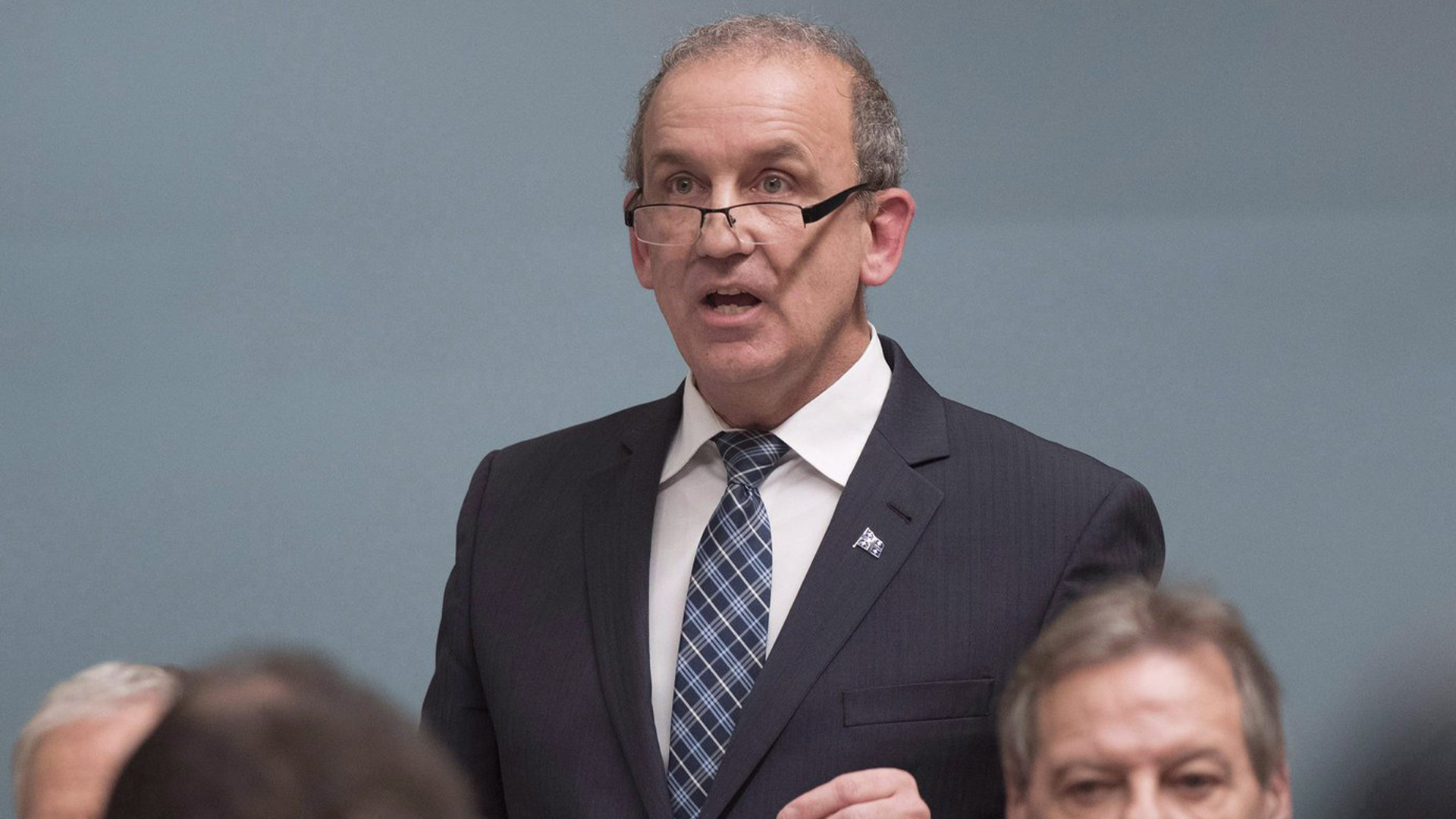 Claude Surprenant a été élu député de Groulx, dans les Basses-Laurentides, en 2014, et a siégé comme indépendant à partir de janvier 2017, lorsqu’il a été chassé du caucus de la CAQ à cause d’irrégularités dans ses dépenses.