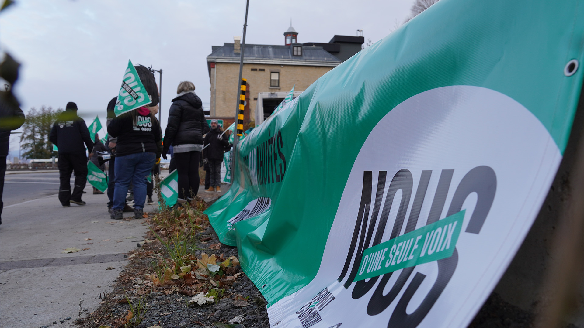 Manifestation devant les bureaux de circonscription du ministre de l'Éducation, Bernard Drainville,  le mardi 14 novembre 2023.