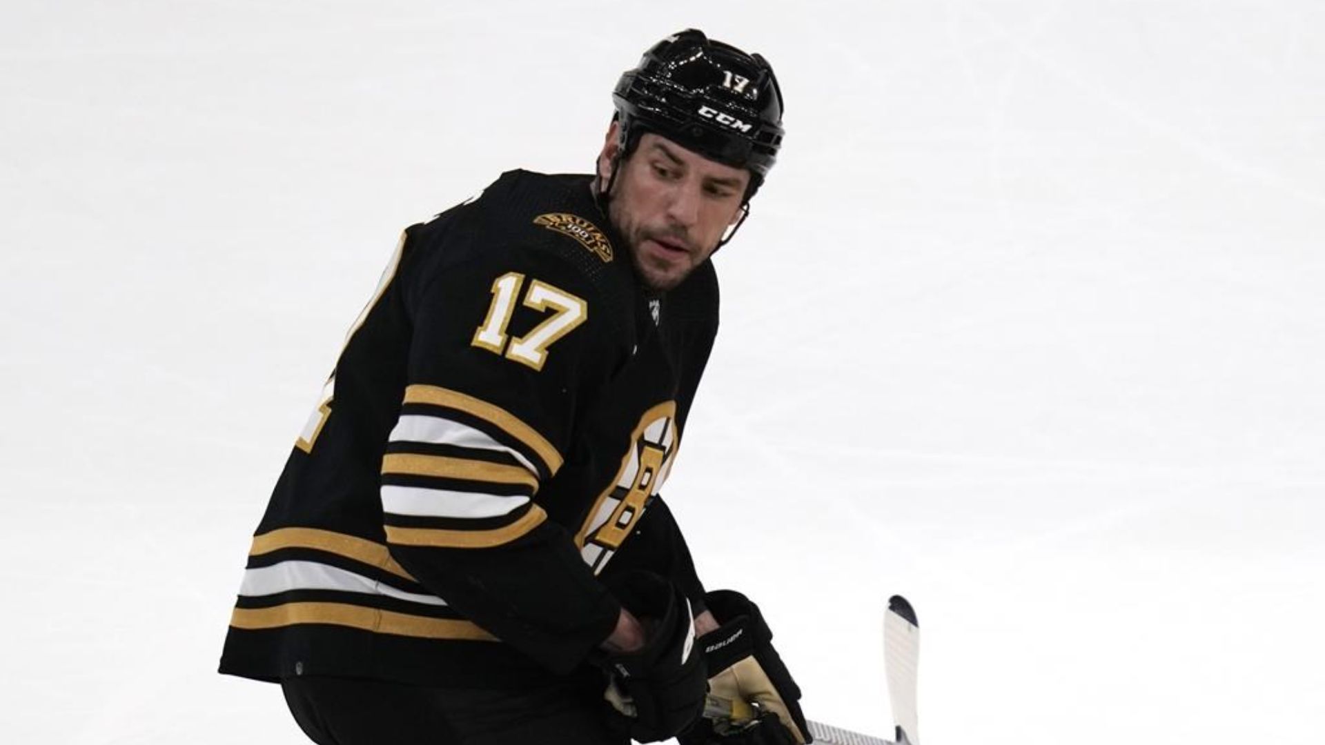 Un rapport du service de police de Boston diffusé lundi indique que Lucic, qui a remporté la coupe Stanley avec les Bruins en 2011, semblait en état d'ébriété lorsque les policiers se sont présentés à son appartement du North End au petit matin samedi.