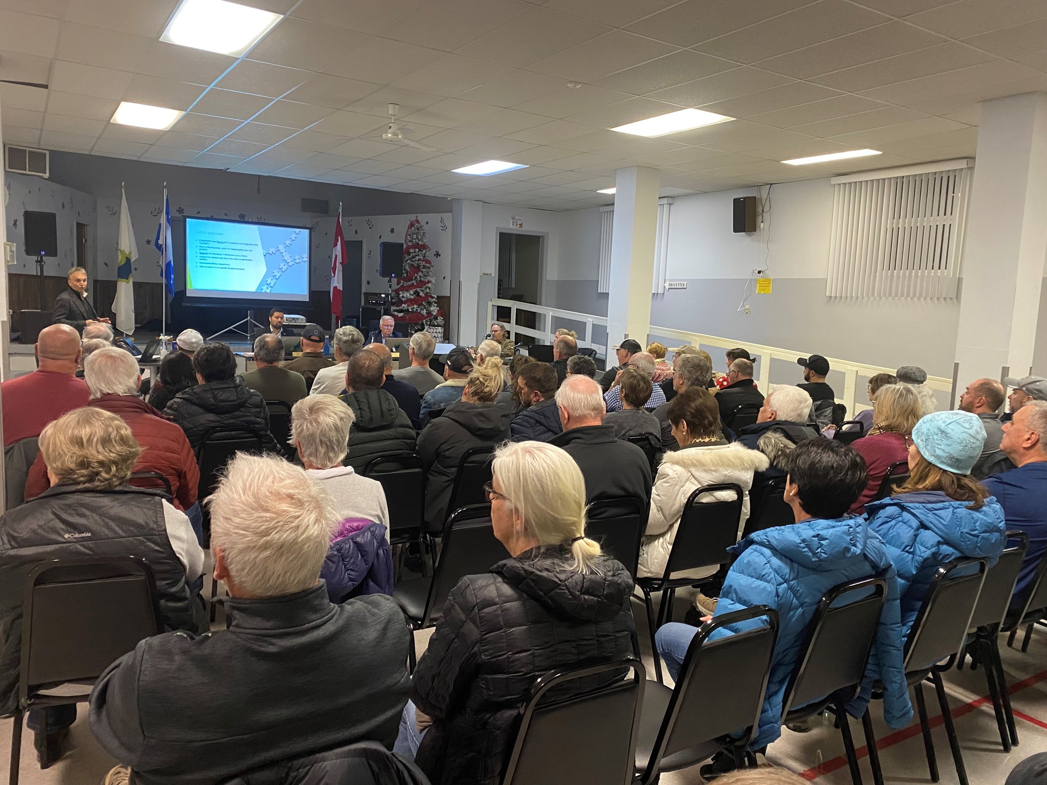 En rencontre publique d’information, la municipalité de Saint-Denis-de-Brompton a présenté lundi soir à ses citoyens les avancées de son projet d’implantation d’un réseau d’aqueduc.