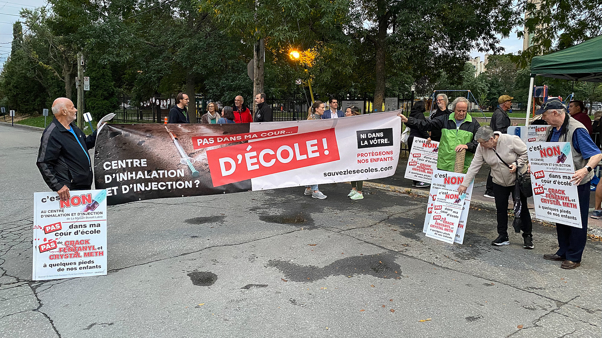 Des manifestants protestent contre la construction d'un site de consommation supervisée de drogues à Montréal, mardi 19 septembre 2023. 