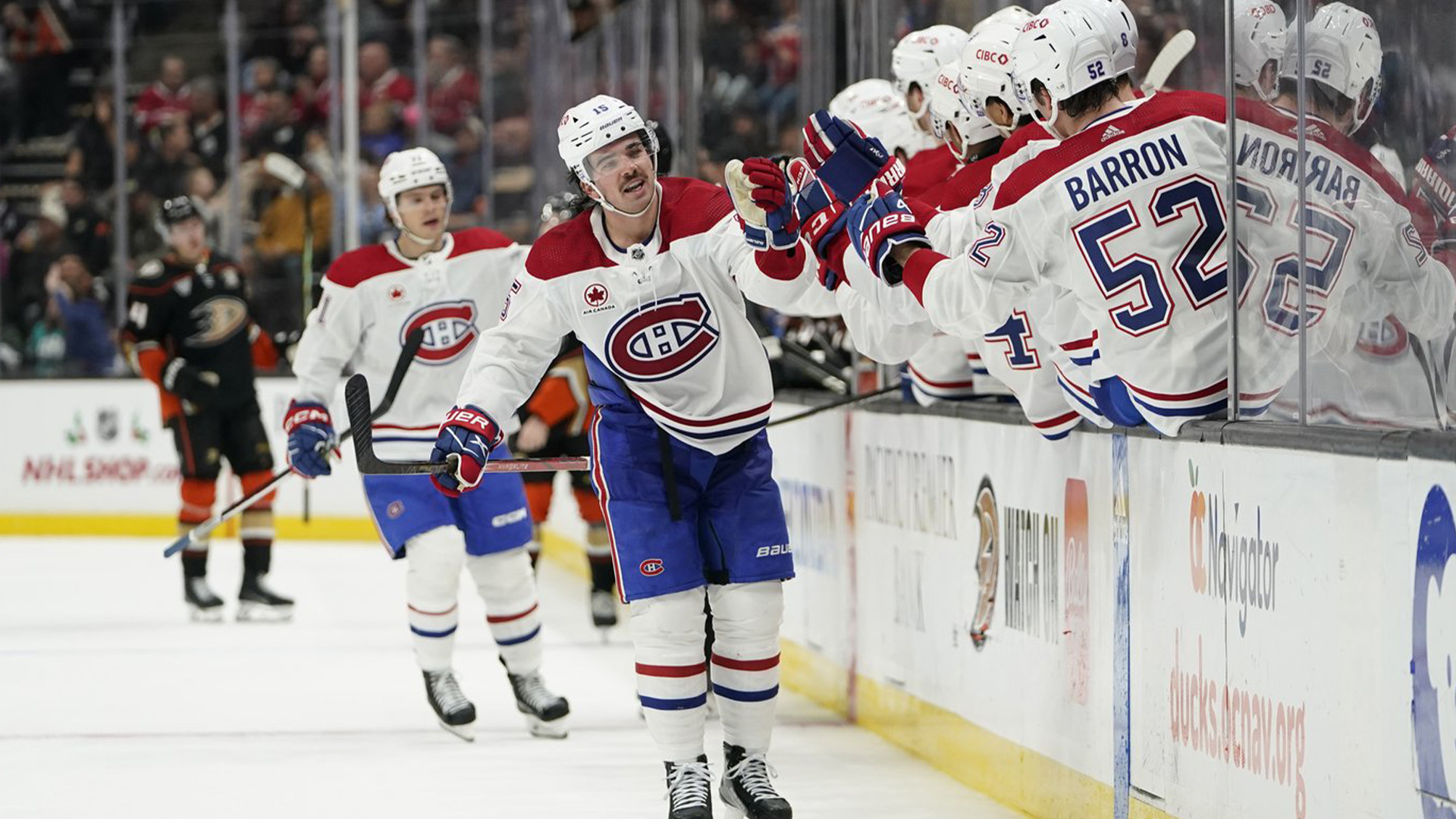 Le centre des Canadiens de Montréal Alex Newhook est félicité pour son deuxième but en troisième période contre les Ducks d'Anaheim lors d'un match de hockey de la LNH, le mercredi 22 novembre 2023, à Anaheim, en Californie.