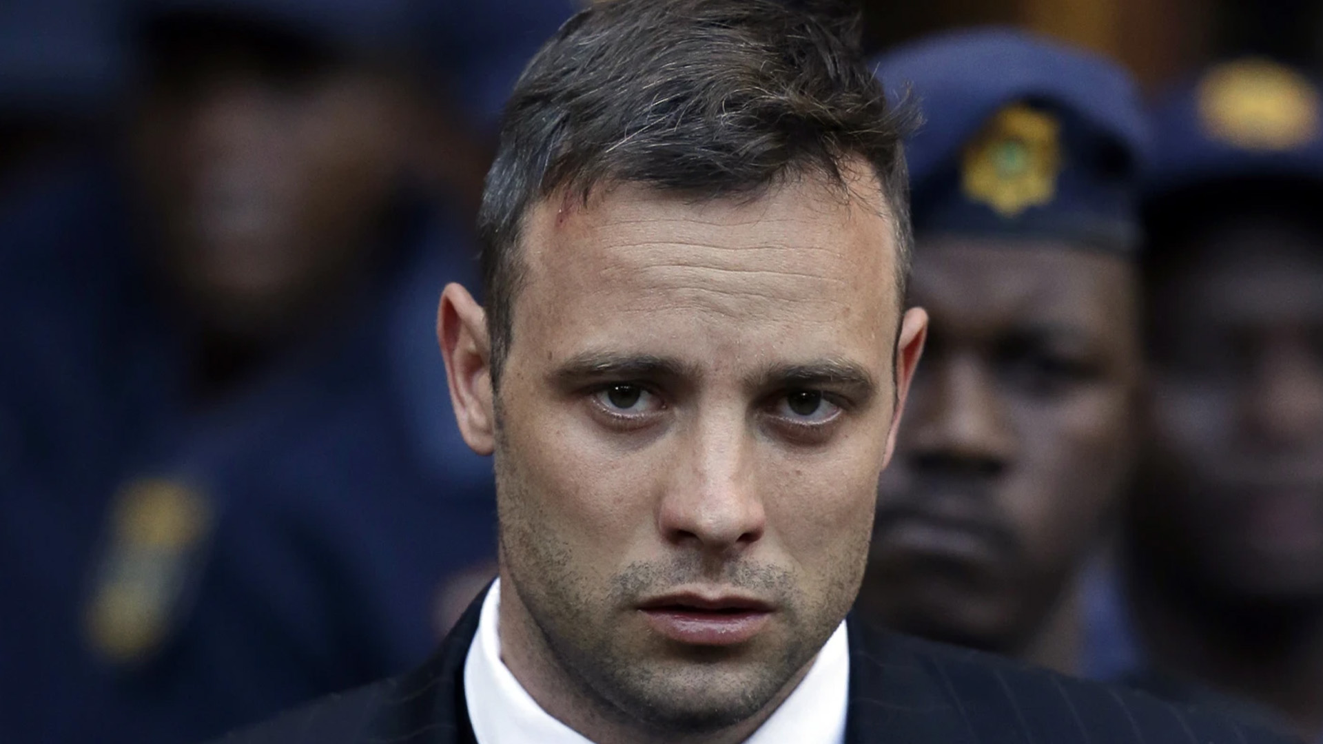 Le coureur olympique double amputé Oscar Pistorius a obtenu sa libération conditionnelle vendredi, dix ans après avoir tiré sur sa petite amie à travers une porte de toilettes chez lui en Afrique du Sud dans un meurtre qui avait secoué le monde.