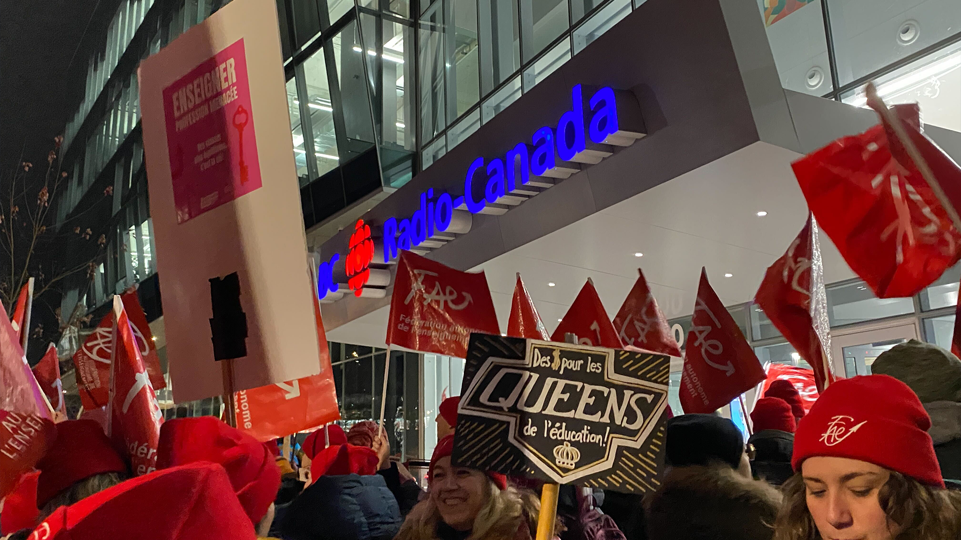 Plus d’une centaine de grévistes de la Fédération autonome de l’enseignement (FAE) s’étaient réunis devant la Nouvelle Maison de Radio-Canada, dimanche.