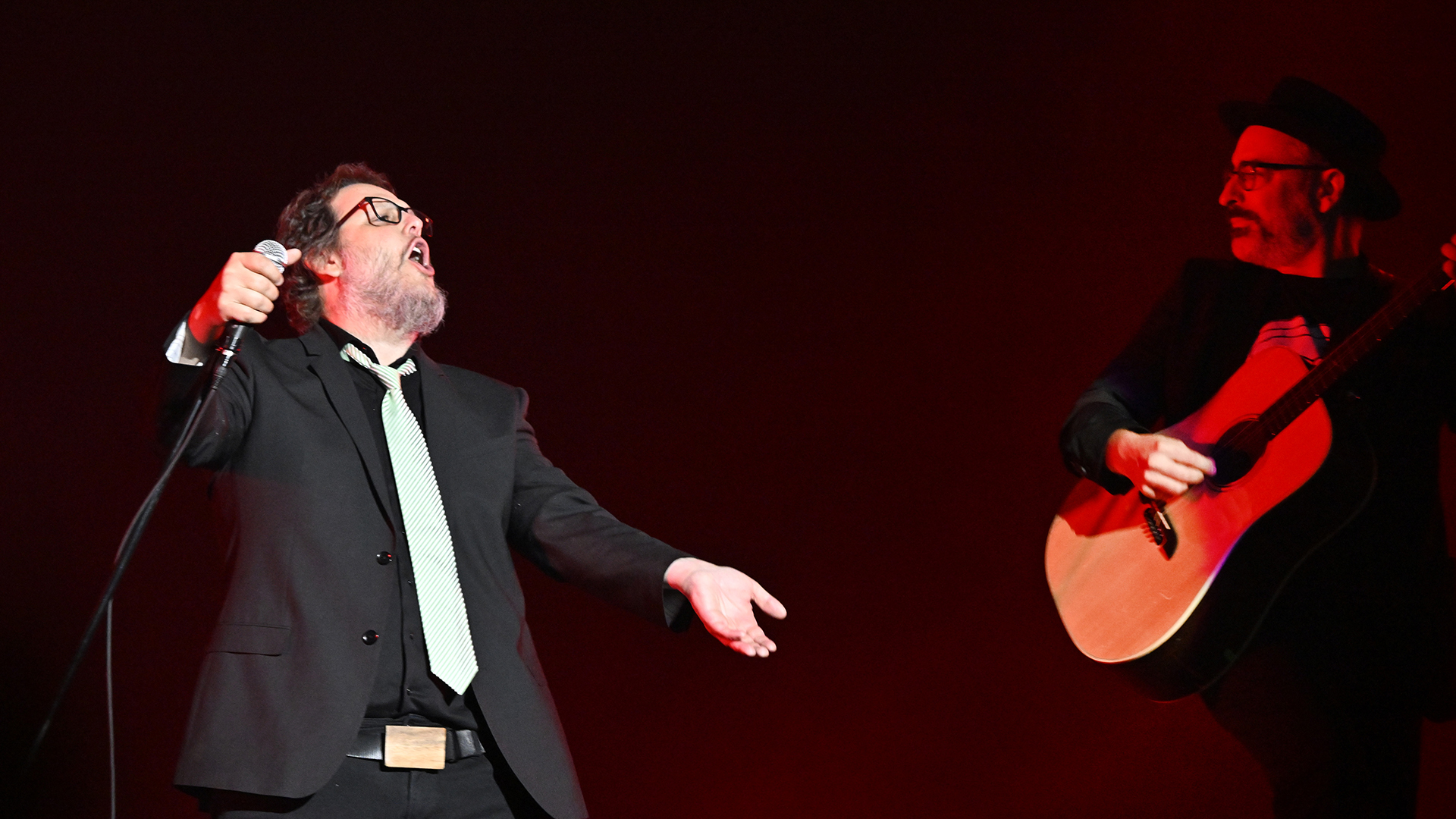 Karl Tremblay (à gauche) en performance avec les Cowboys Fringants au FEQ, à l'été 2023.