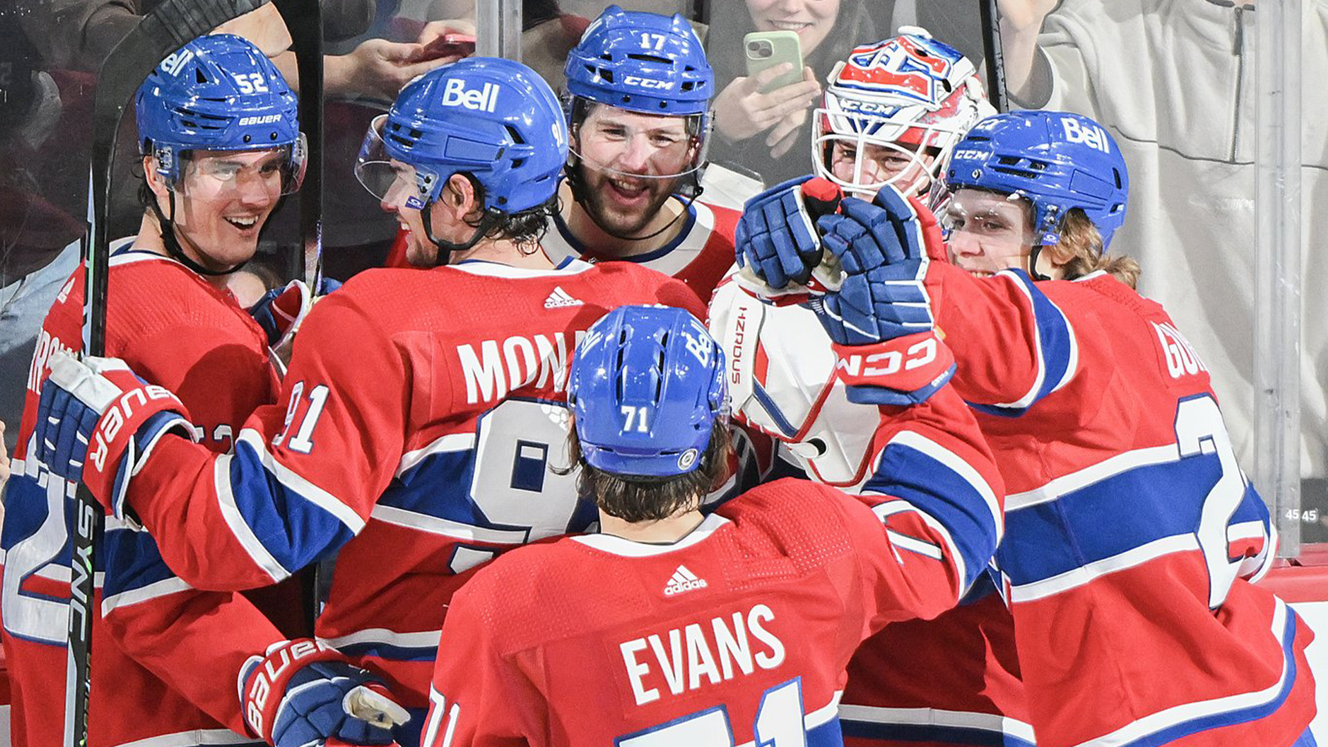 Josh Anderson (17 ans) des Canadiens de Montréal célèbre avec ses coéquipiers après avoir marqué contre le Seattle Kraken lors de la troisième période de hockey de la LNH à Montréal, le lundi 4 décembre 2023.