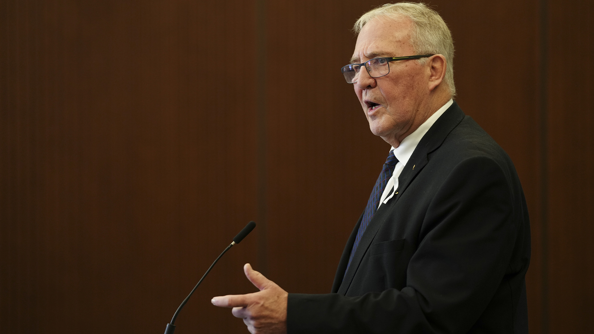 Le ministre de la Défense nationale, Bill Blair, s'adresse aux journalistes sur la Colline du Parlement à Ottawa, le 6 décembre 2023. 