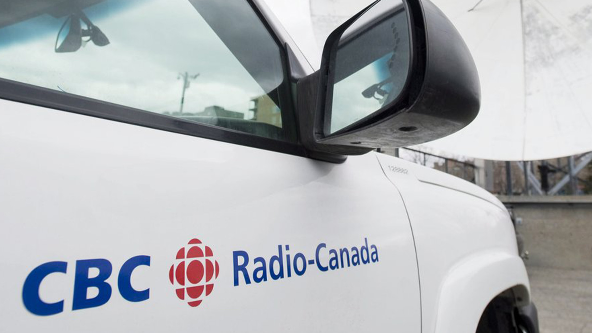 Une camionnette de CBC/Radio-Canada est présentée à côté d'une antenne parabolique dans l'édifice de CBC/Radio-Canada à Montréal, le mercredi 4 avril 2012.