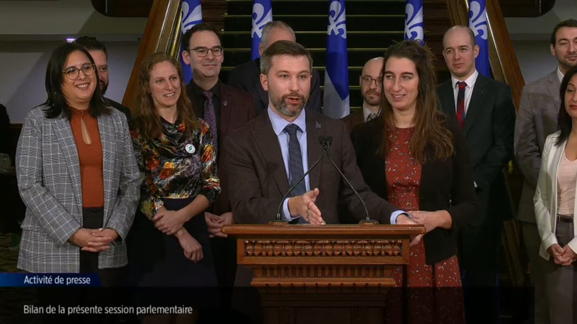 Gabriel Nadeau-Dubois (au podium) et ses collègues de QS lors du bilan de fin de session parlementaire à l'Assemblée nationale, le 8 décembre 2023.