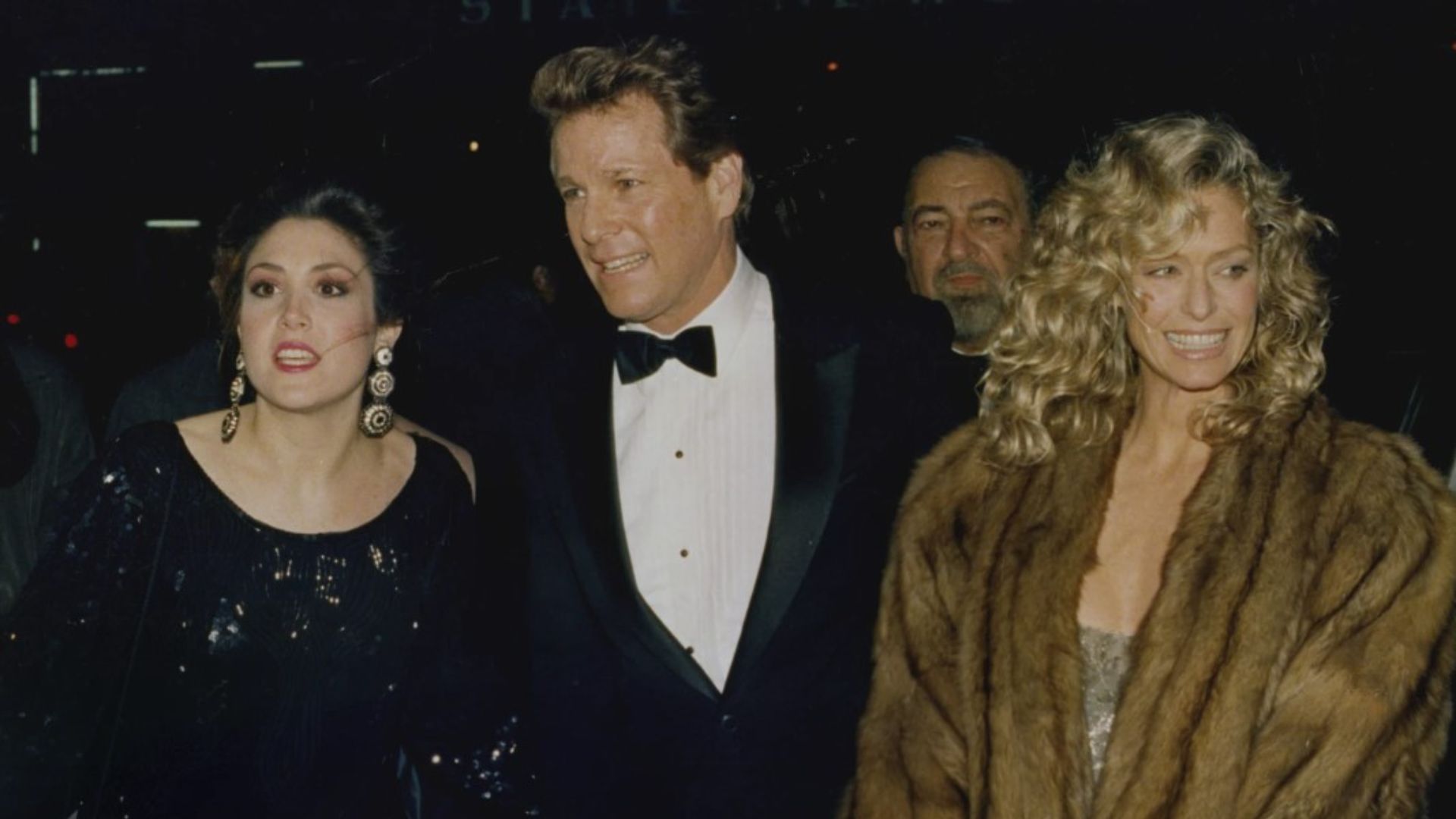 L'acteur Ryan O'Neal et sa compagne de longue date, Farrah Fawcett (droite), arrivent à la première new-yorkaise du film d'O'Neal le 6 mars 1989.