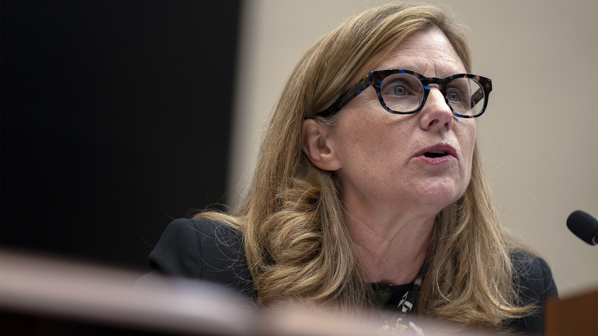 La présidente de l'Université de Pennsylvanie, Liz Magill, lit son discours d'ouverture lors d'une audition de la commission de l'éducation de la Chambre des représentants au Capitole, mardi 5 décembre 2023 à Washington.