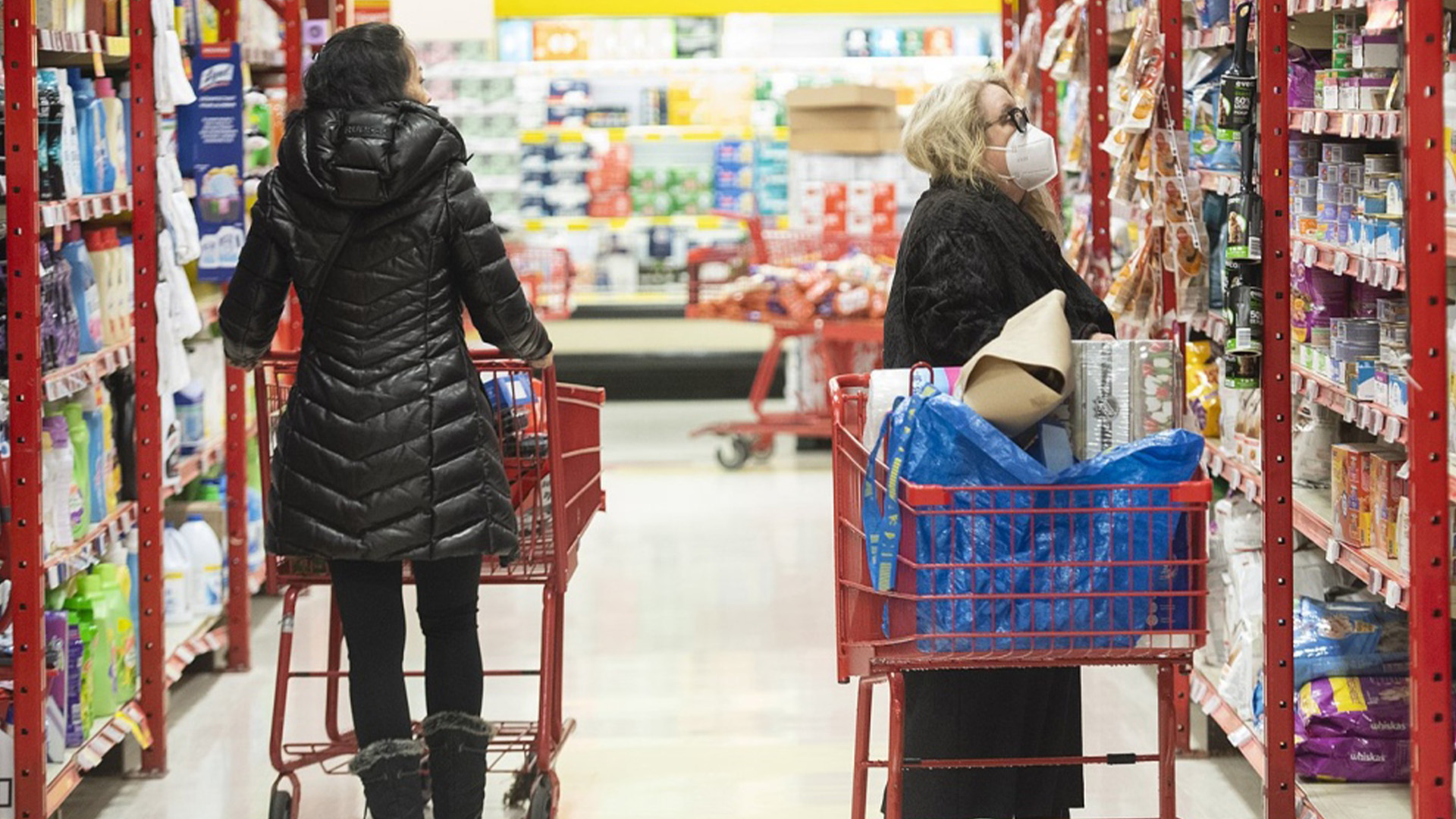 Des gens font leurs courses dans une épicerie à Montréal, le mercredi 16 novembre 2022.