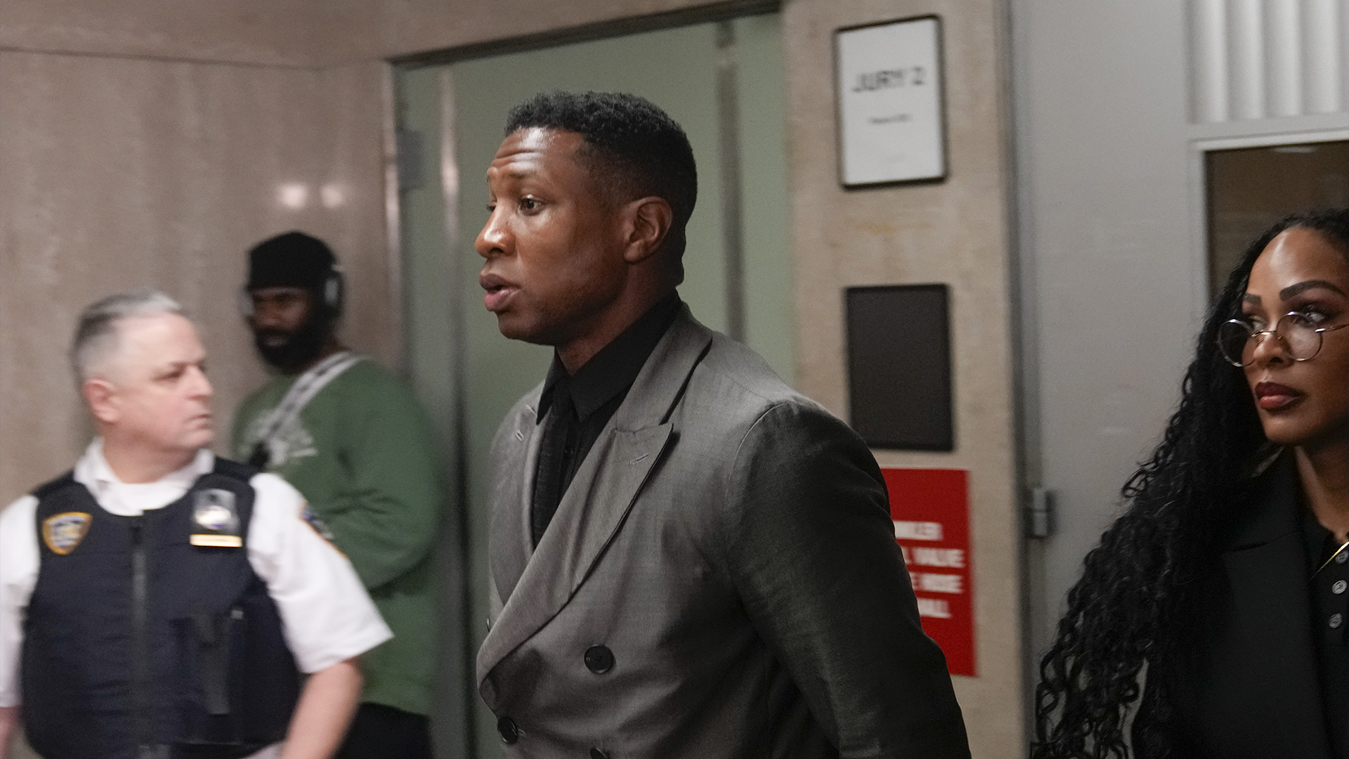 Jonathan Majors quitte une salle de cour de Manhattan, le 18 décembre 2023.